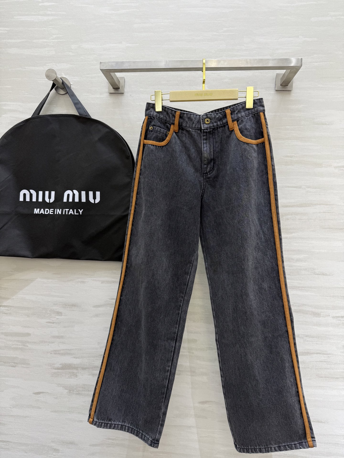 NO:319466,#Miumi leather decorative jeans This year's new element trend, handsome and explosive denim fabric spliced ​​with brown leather edges, the upper body is both handsome and cool, positioned logo letter patch embroidery, customized brown leather edge splicing, three-dimensional tailoring, versatile and not picky, any matching is fashionable, high-quality customization, spot first-time sizeS/M/L (S size waist 66, hip 96, pants length 101),,miumiu, jeans,alexander wang19860909#Miumi拼皮装饰牛仔裤 今年新元素风向 帅到炸裂的牛仔面料拼接咖色皮边 上身既帅气又很飒姐 定位的徽标字母贴布刺绣 定制的咖色皮边拼接 立体剪裁百搭不挑人 任意搭配都是时髦小姐姐 高品质定制 现货首发sizeS/M/L（S码腰围66,臀围96,裤长101）,,miumiu,jeans,alexander wang,Women's clothing