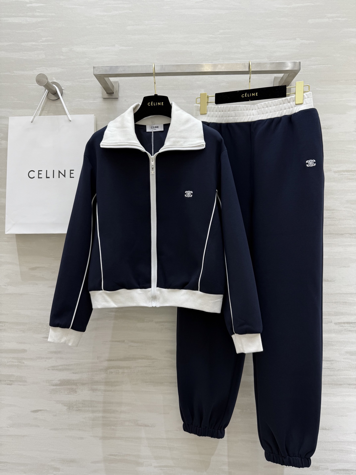 NO:319464,#Celin Spring and Summer New Style Casual Fashionable Set High Quality Customization Spot First-time SizeS/M/L (Size S Shoulder Width 47, Bust 102, Clothes Length 53, Pants Elastic Waist 66, Hip 96, Pants Length 101, Celine, Alexander wang19860909#Celin春夏新款 休闲时髦套装 高品质定制 现货首发sizeS/M/L（S码肩宽47,胸围102,衣长53,裤子弹力腰围66,臀围96,裤长101,,celine,alexander wang,Women's clothing