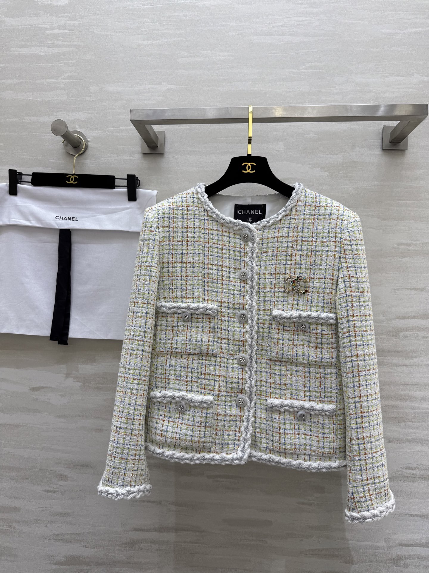 NO:319460,#ChaneC Vacation Series Colorful woven tweed jacket Inner silk jacquard lining Custom tweed fabric High quality Spot first-time size36/38/40 (36 size shoulder width 39, bust 90, length 54), Chanel, jackets & coats, real silk, alexander wang19860909#ChaneC度假系列 彩色编织花呢外套 内里真丝提花里衬 定制花呢面料 高品质 现货首发size36/38/40（36码肩宽39,胸围90,衣长54）,,chanel,jackets & coats,real silk,alexander wang,Women's clothing
