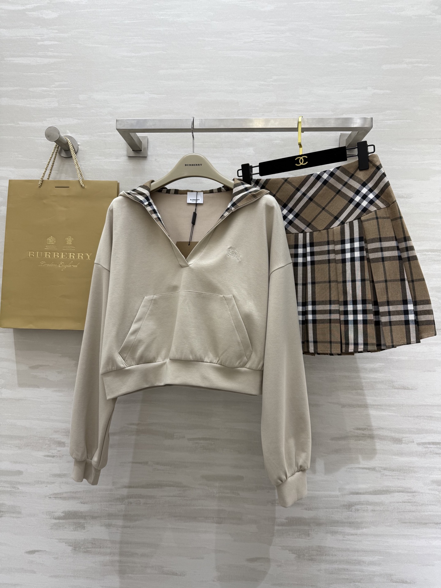 NO:319433,#Burberr British Academy Style Set with British Academy Style as the style orientation Reinterpreting the retro British fashion sense from a modern perspective High-quality customization Spot sizeS/M/L (size s size 114, 46 length, skirt waist 66, skirt length 41), burberry, skirt 66, skirt length 41), burberry, skirt 6619860909#Burberr英伦学院风套装 以英伦学院风为风格导向 用现代化视角重新演绎复古英伦时髦感 高品质定制 现货首发sizeS/M/L（s码胸围114,衣长46,半裙腰围66,裙长41）,,burberry,skirts,alexander wang,Women's clothing