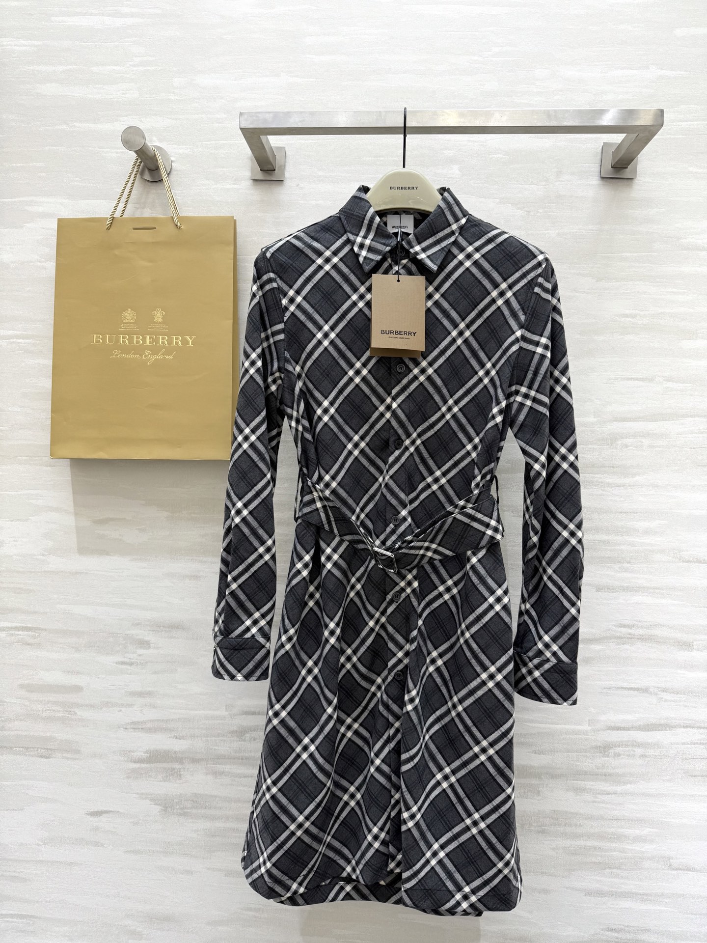 NO:319430,#Burberr shirt dress Decoration Burberry plaid waist cloth belt waist slim fit style. Back personalized and fashionable and stylish. High-quality customization. Spot sizeS/M/L (size s shoulder width 39, bust 94, length 94, burberry, skirts, shirts, alexander wang19860909#Burberr衬衫式连衣裙 装饰 Burberry 格纹 腰部本布腰带收腰呈现修身版型 后背个性话露腰时髦有型 高品质定制 现货首发sizeS/M/L（s码肩宽39,胸围94,衣长94,,burberry,skirts,shirts,alexander wang,Women's clothing