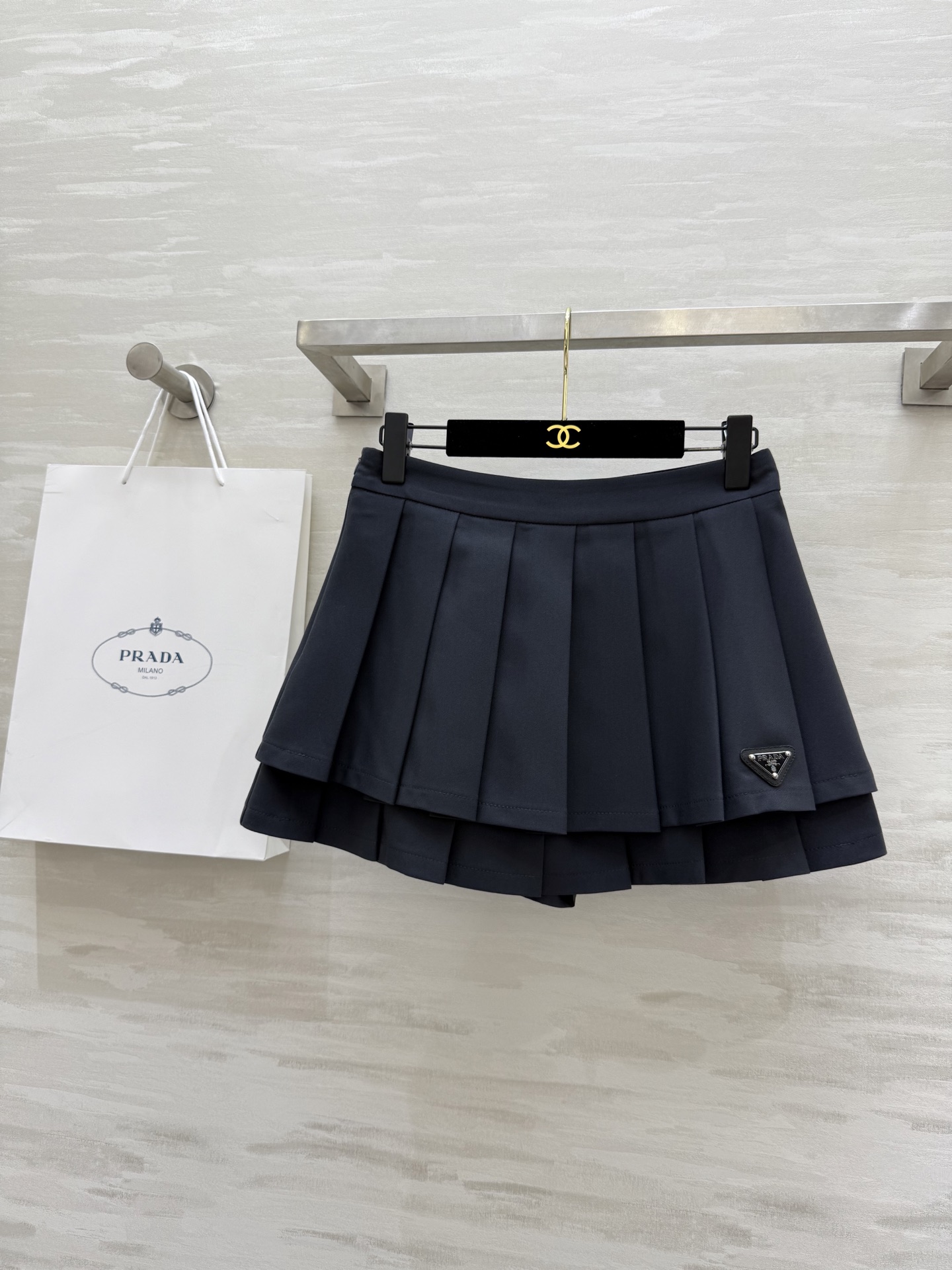 NO:319435,#Prad spring and summer hot products, pleated skirt, caring safety pants inside, anti-exposure, three-dimensional tailoring, perfect slimming, fashionable and versatile items, high-quality customization, spot first-time sizeS/M/L/XL (M size waist 70, skirt length 35),,prada, skirts,alexander wang19860909#Prad春夏爆品 百褶半裙 内里贴心安全裤防走光 立体剪裁完美显瘦 时髦百搭单品 高品质定制 现货首发sizeS/M/L/XL（M码腰围70,裙长35）,,prada,skirts,alexander wang,Women's clothing