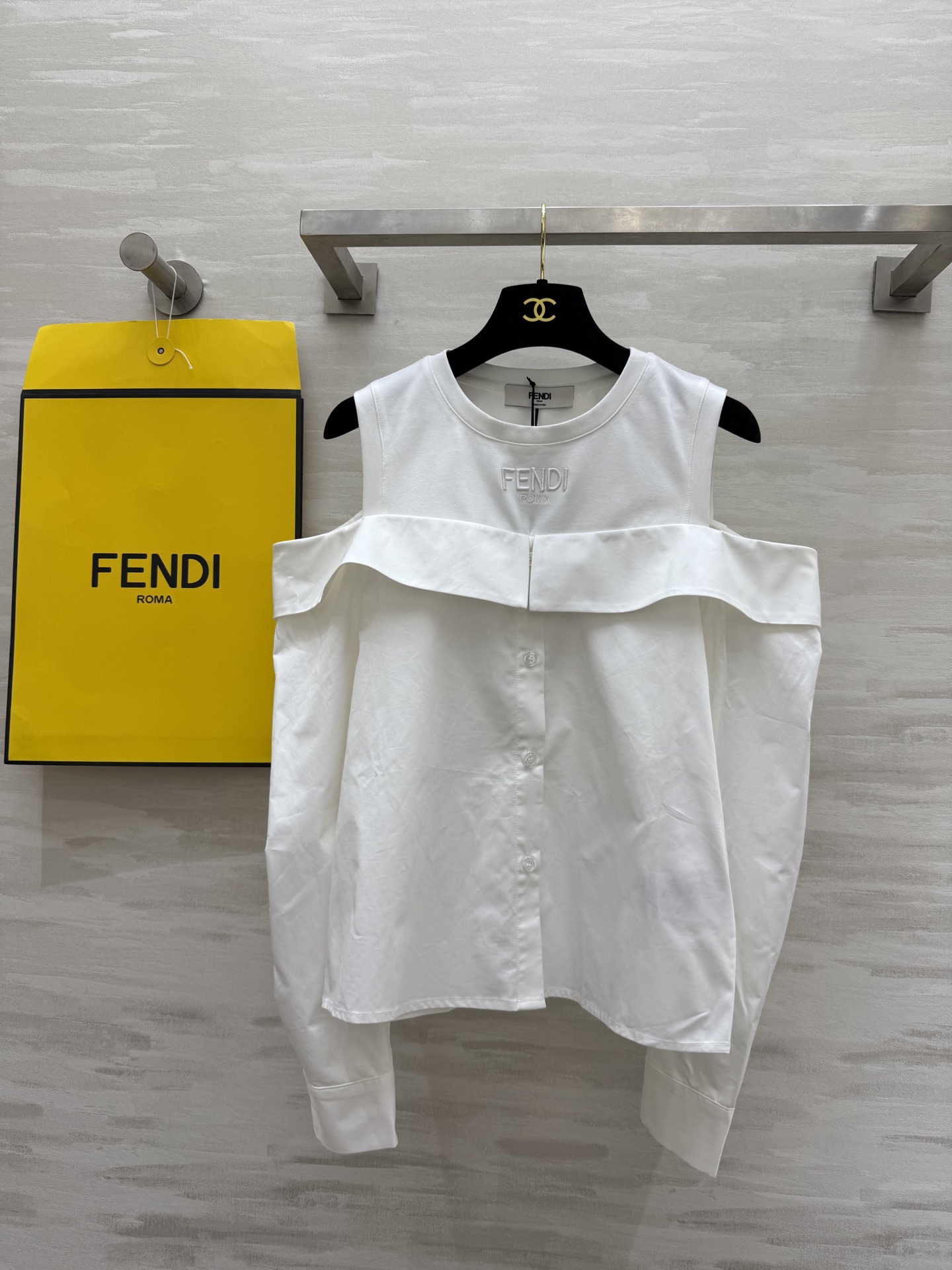 NO:319432,#FEND Spring and Summer New Style Fake Two-Family Design Tops Letter Logo Embroidery High Quality Spot First-time SizeS/M/L (M Size Bust 96, Clothes Length 58, Fendi, Alexander Wang19860909#FEND春夏新款 假两家设计上衣 字母logo刺绣 高品质 现货首发sizeS/M/L（M码胸围96,衣长58,,fendi,alexander wang,Women's clothing