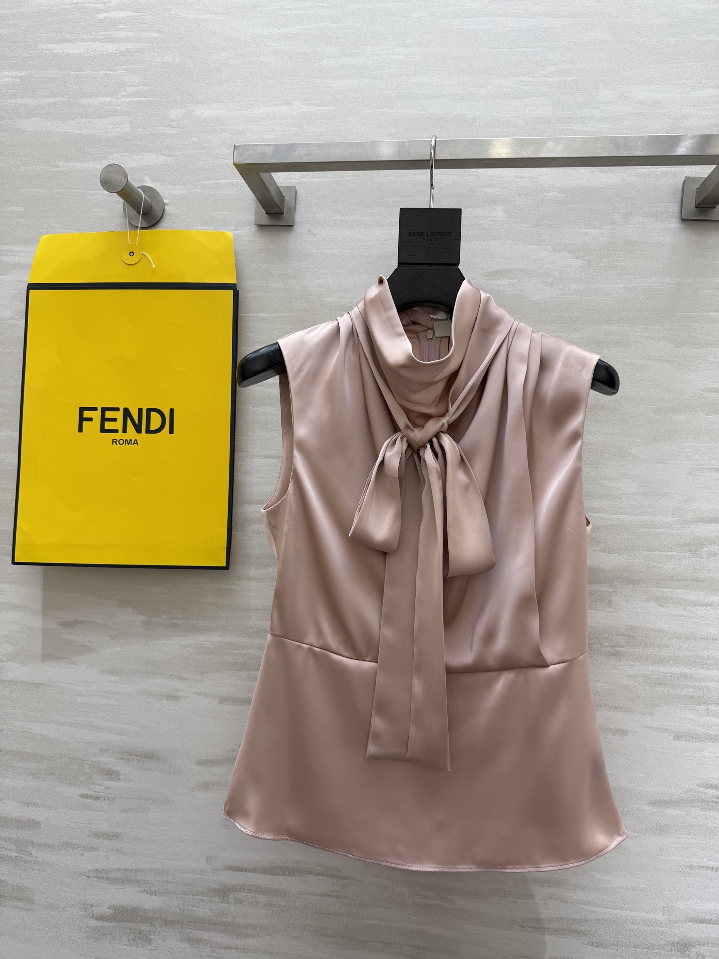 NO:319429,#FEND Noble and Gold Satin Set High-end Elegant High-quality Customized Spot First-time SizeS/M/L (Size S Bust 90, Clothes 58, Skirts 66, Skirts 75), Fendi, Skirts, Alexander wang19860909#FEND贵气千金感缎面套装 高级优雅 高品质定制 现货首发sizeS/M/L（s码胸围90,衣长58,半裙腰围66,裙长75）,,fendi,skirts,alexander wang,Women's clothing
