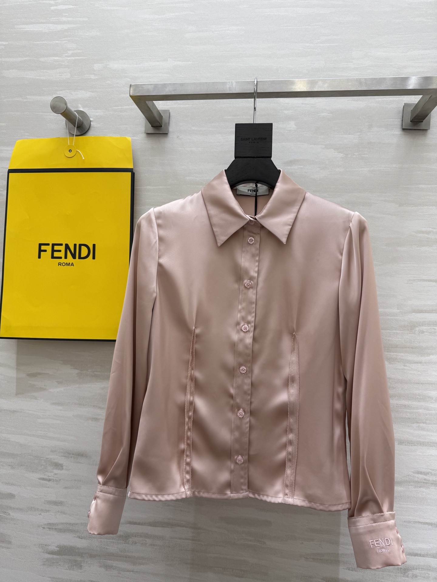 NO:319452,#FEND Noble and Gold-sensing Satin Shirt High-end Elegant High-quality Customized Spot First-time SizeS/M/L (size S-shoulder width 37, bust 90, length 58), fendi, alexander wang19860909#FEND贵气千金感缎面衬衣 高级优雅 高品质定制 现货首发sizeS/M/L（s码肩宽37,胸围90,衣长58）,,fendi,alexander wang,Women's clothing