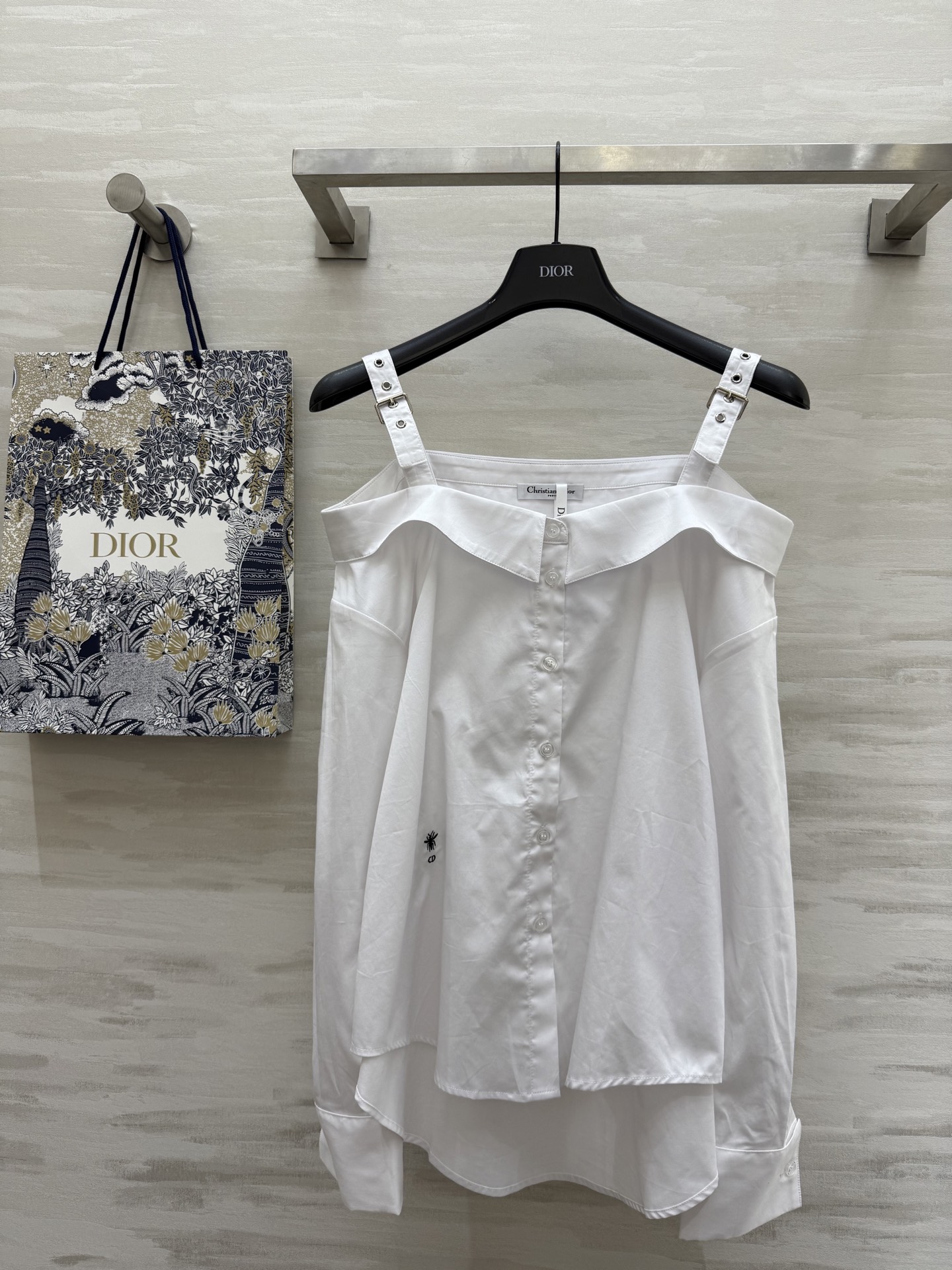 NO:319446,#DIO Spring and Summer New Product Off-shoulder suspender shirt Elegant and high-quality customization Spot first-time size36/38/40 (36 size bust 106, 51-65 length), Dior, alexander wang19860909#DIO春夏新品 露肩吊带衬衣 优雅高级 高品质定制 现货首发size36/38/40（36码胸围106,衣长51-65）,,dior,alexander wang,Women's clothing