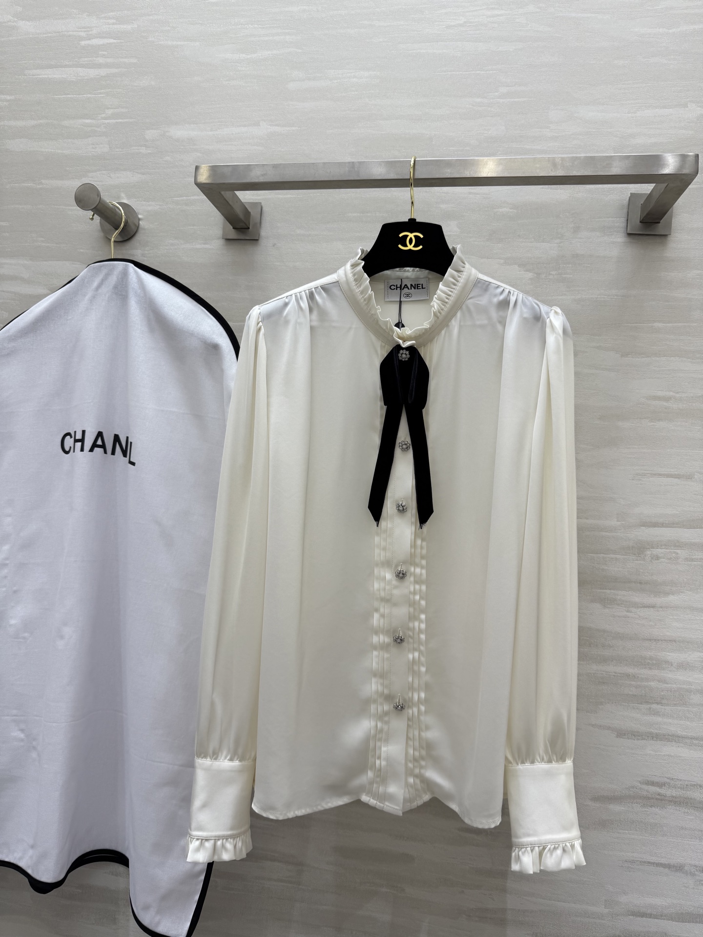 NO:319424,#Chane Spring and Summer New Style Sweet Bow Satin Shirt High Quality Customized Spot First-time Size36/38/40 (36 size shoulder width 35, bust 96, length 61), Chanel, alexander wang19860909#Chane春夏新款 甜美蝴蝶结缎面衬衣 高品质定制 现货首发size36/38/40（36码肩宽35,胸围96,衣长61）,,chanel,alexander wang,Women's clothing