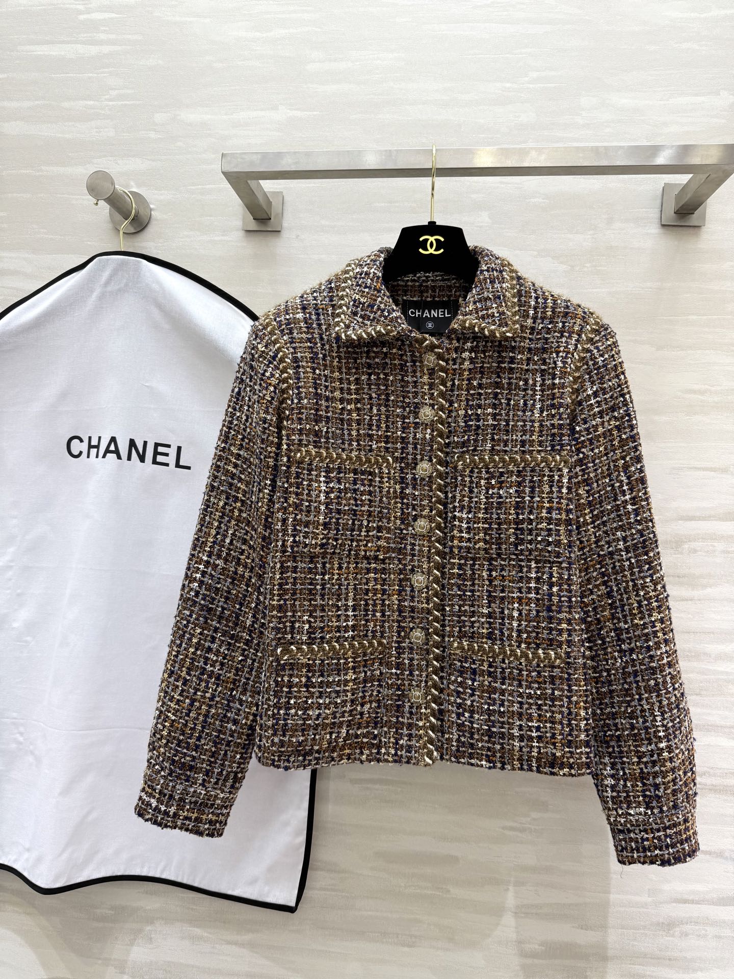 NO:319412,#Chane hot product, retro tweed jacket, French elegant style, customized woven webbing in the same color, elegant upper body temperament, three-dimensional and body shape modification, wearability for multiple occasions, super white color, whoever wears it looks good!  sizeS/M/L (M size shoulder width 38, bust 92, clothing length 55), Chanel, jackets & coats, alexander wang19860909#Chane爆款 复古粗花呢外套 法式优雅风 同色系定制编织织带 上身气质高雅 立体又修饰身形 多场合可穿性 超级显白的颜色 谁穿谁好看！sizeS/M/L（M码肩宽38,胸围92,衣长55）,,chanel,jackets & coats,alexander wang,Women's clothing