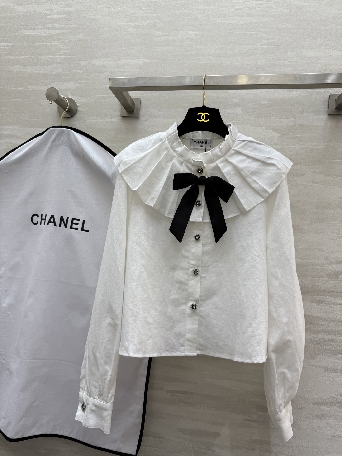 NO:319410,#Chane linen shirt Sweet and elegant bow embellishment Custom linen fabric High quality Spot first-time size36/38/40 (36 size shoulder width 36, bust 94, 47 length), Chanel, alexander wang19860909#Chane亚麻衬衣 甜美优雅蝴蝶结点缀 定制亚麻面料 高品质 现货首发size36/38/40（36码肩宽36,胸围94,衣长47）,,chanel,alexander wang,Women's clothing