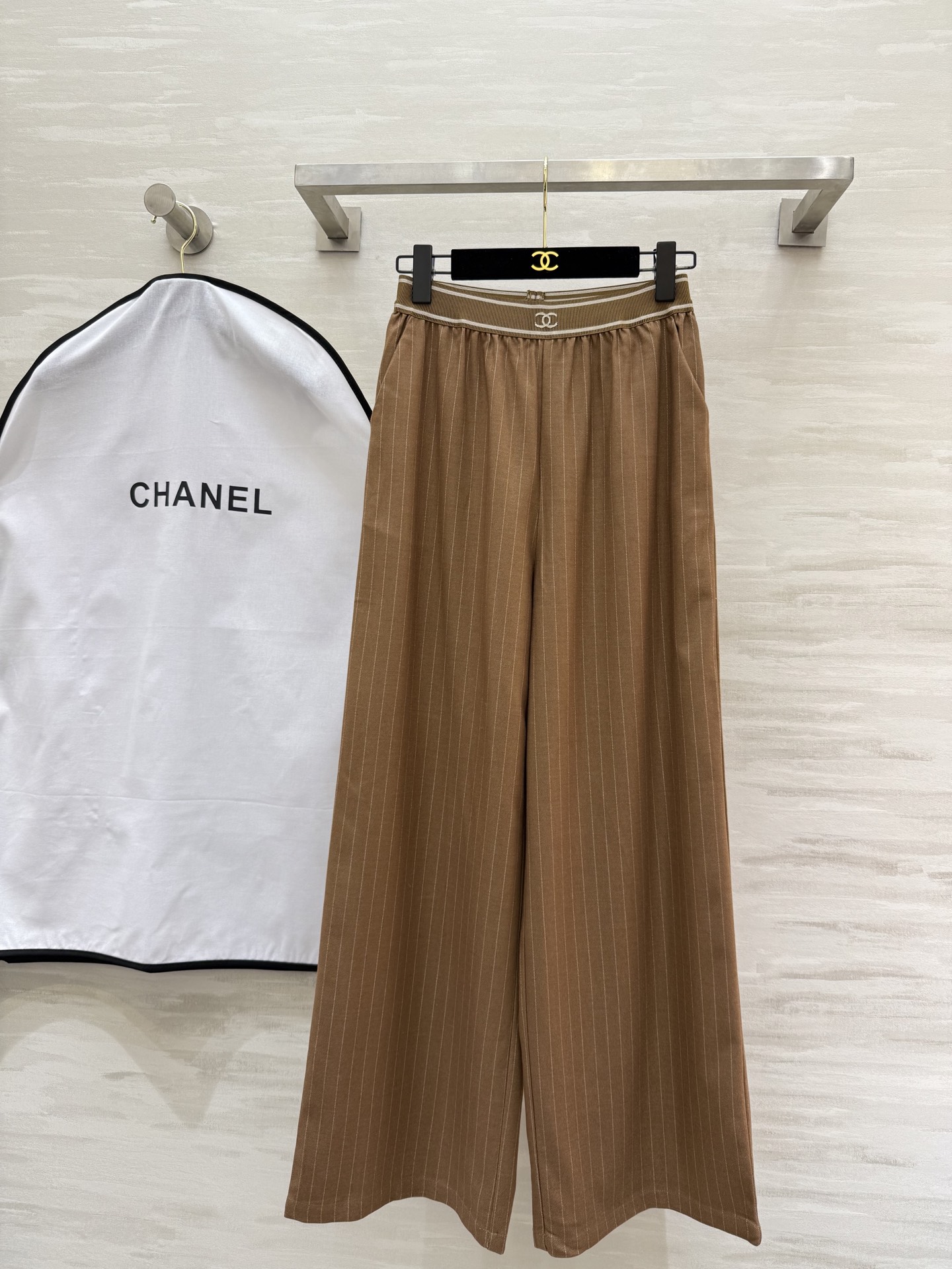 NO:319423,#Chane Vacation Series Elastic waist straight trousers Customized vertical striped fabric High quality Spot first-time size36/38/40 (36 size elastic waist circumference 62, hip circumference 100, pants length 103), Chanel, alexander wang19860909#Chane度假系列 松紧腰直筒西裤 定制竖条纹面料 高品质 现货首发size36/38/40（36码弹力腰围62,臀围100,裤长103）,,chanel,alexander wang,Women's clothing