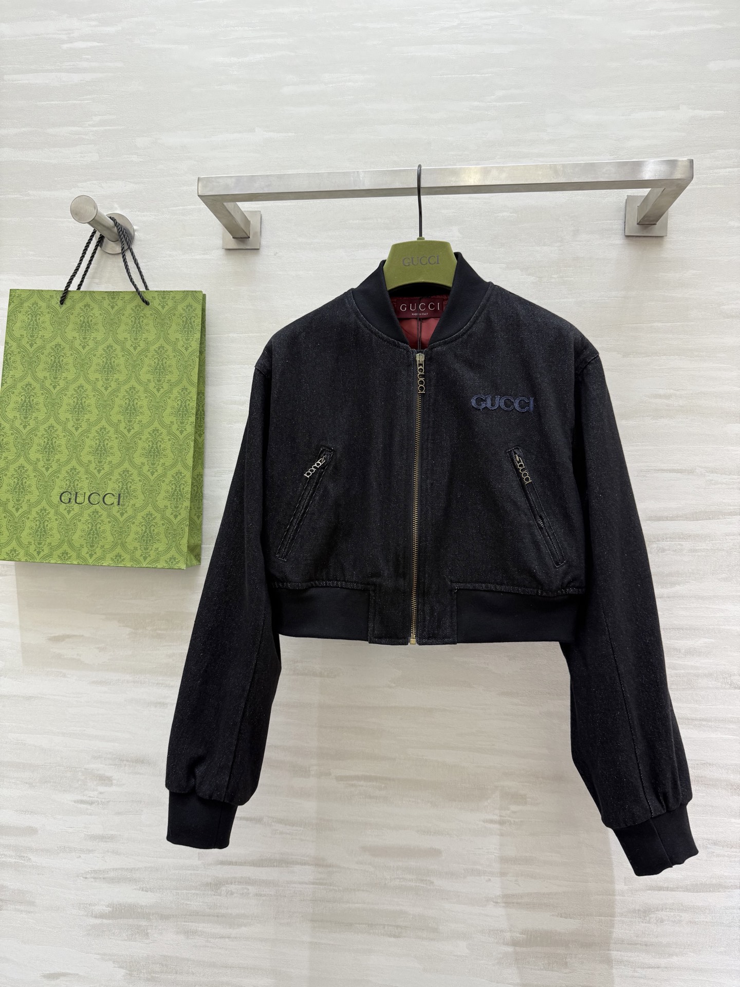 NO:319413,#Gucc denim series jacket jacket, mold-open custom made old retro letter hardware zipper, front closure heavy-duty patch embroidery, three-dimensional tailoring style, jacket design is cool and cool, high quality, stock sizeS/M/L (size s size 42 shoulder width, bust 92, length 38),,gucci,jackets & coats,jackets & coats,alexander wang19860909#Gucc牛仔系列 夹克外套 开模定制做旧复古字母五金拉链 前襟重工贴布绣 立体剪裁版型 夹克设计酷飒十足 高品质 现货首发sizeS/M/L（s码肩宽42,胸围92,衣长38）,,gucci,jackets & coats,jackets & coats,alexander wang,Women's clothing