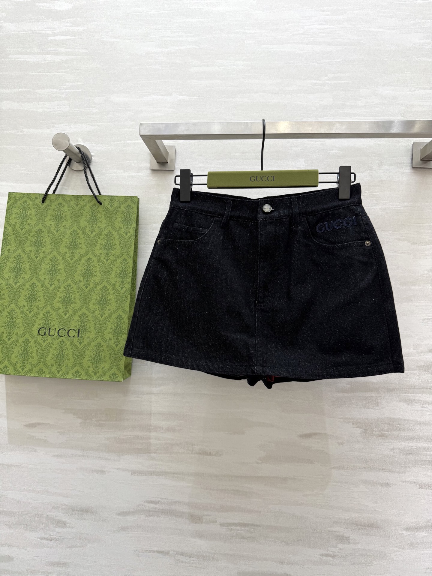 NO:319411,#Gucc denim series, fashionable jeans and skirts, mold-open custom made old retro letter hardware, front closure heavy patch embroidery, three-dimensional tailoring style, jacket design is cool and cool, high quality, spot first-time sizeS/M/L (size size 66, hip circumference 88, pants length 33) 6,,gucci,skirts,jeans,jackets & coats,alexander wang19860909#Gucc牛仔系列 时髦牛仔裤裙 开模定制做旧复古字母五金 前襟重工贴布绣 立体剪裁版型 夹克设计酷飒十足 高品质 现货首发sizeS/M/L（s码腰围66,臀围88,裤长33）6,,gucci,skirts,jeans,jackets & coats,alexander wang,Women's clothing