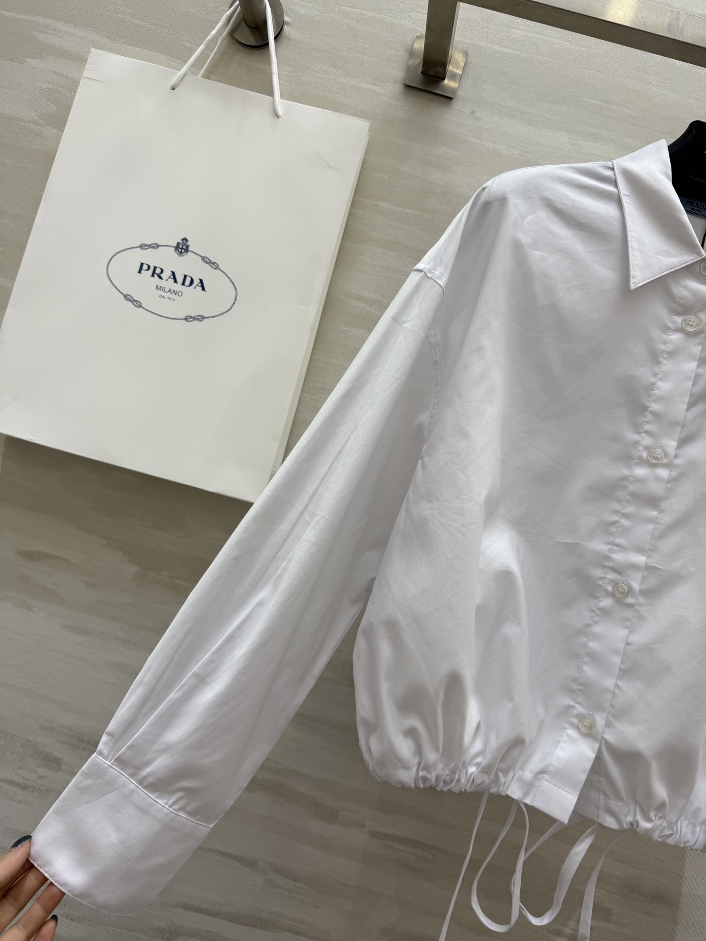 #Prad♡²⁵🪄廓形抽绳白色衬衫 高品质定制 现货首发size：S/M/L（s码肩宽：52，胸围：10