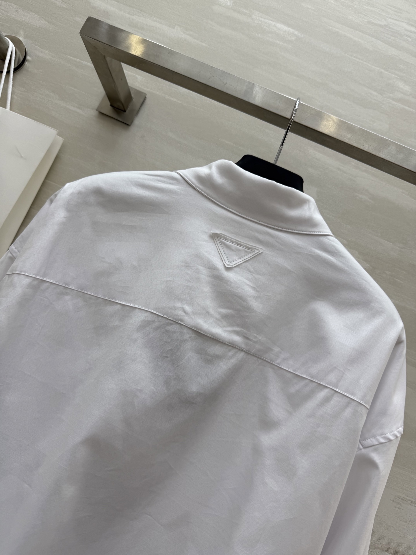 #Prad♡²⁵🪄廓形抽绳白色衬衫 高品质定制 现货首发size：S/M/L（s码肩宽：52，胸围：10