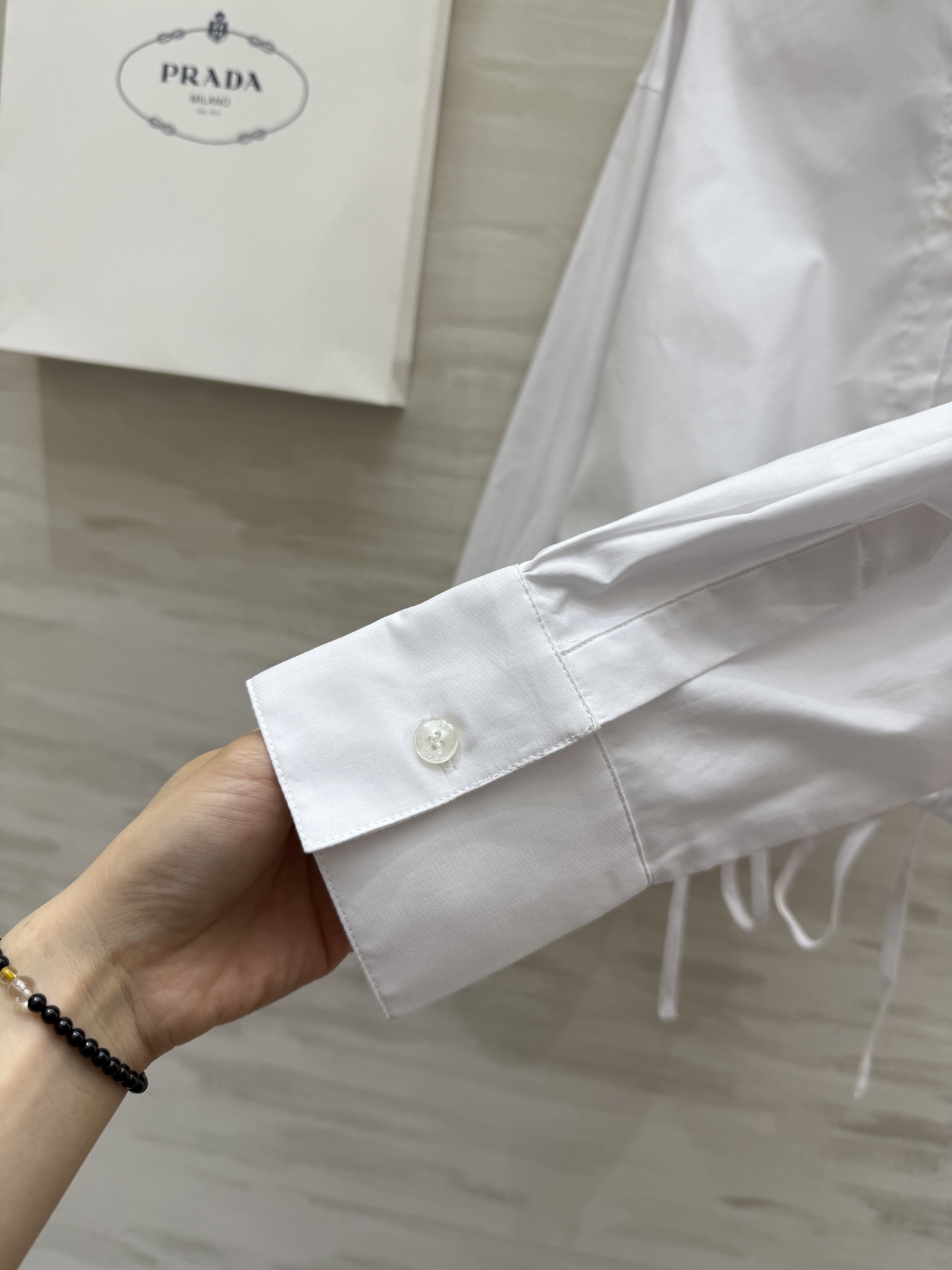 #Prad♡²⁵🪄廓形抽绳白色衬衫 高品质定制 现货首发size：S/M/L（s码肩宽：52，胸围：10