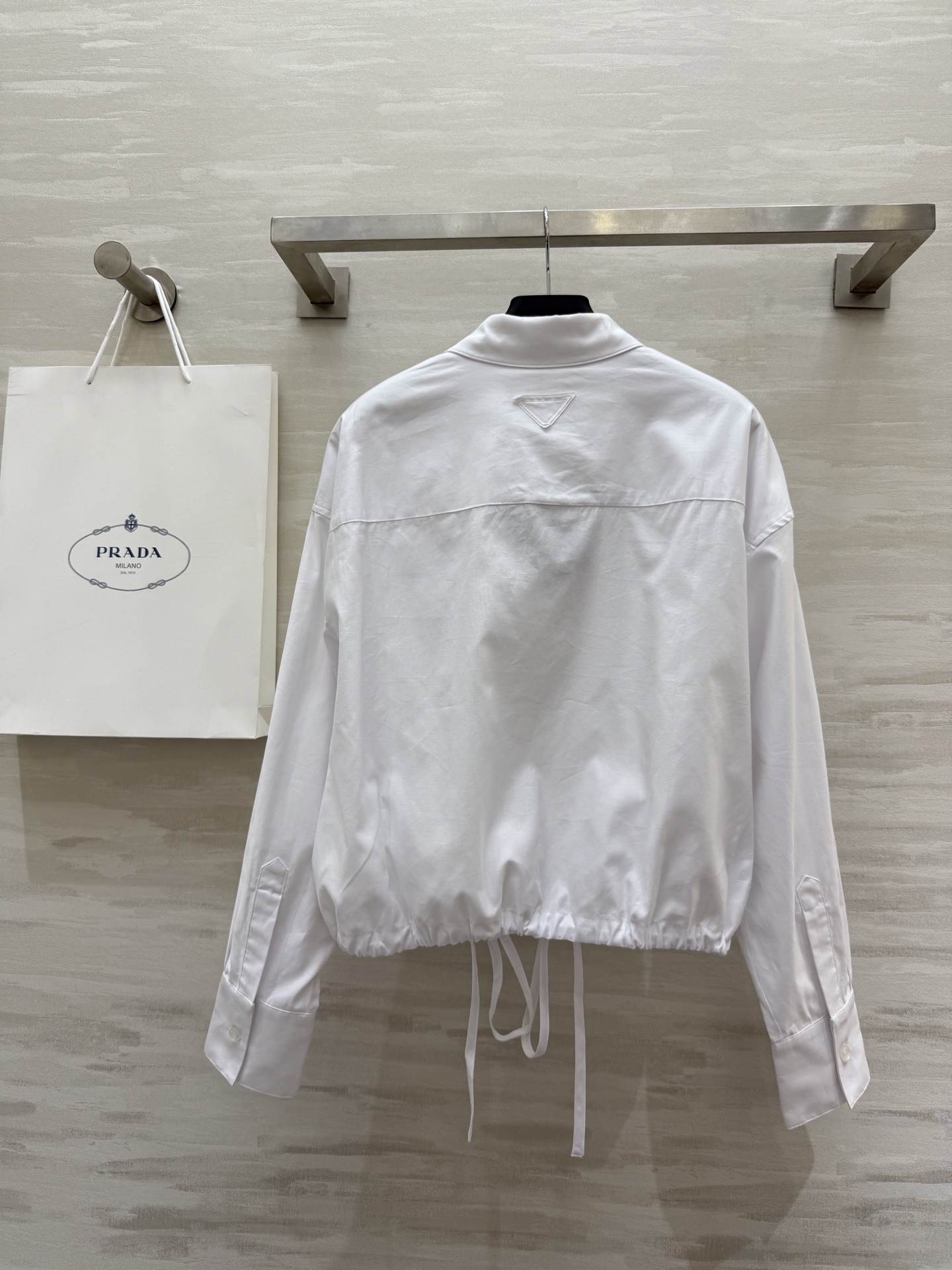 #Prad♡²⁵🪄廓形抽绳白色衬衫 高品质定制 现货首发size：S/M/L（s码肩宽：52，胸围：10