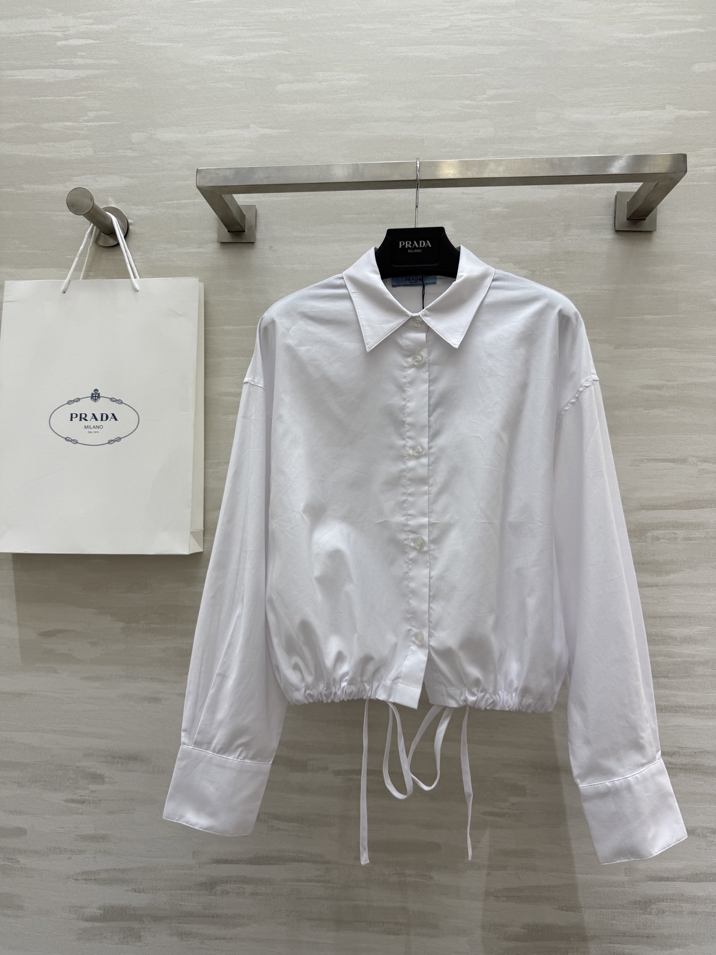 #Prad♡²⁵🪄廓形抽绳白色衬衫 高品质定制 现货首发size：S/M/L（s码肩宽：52，胸围：10