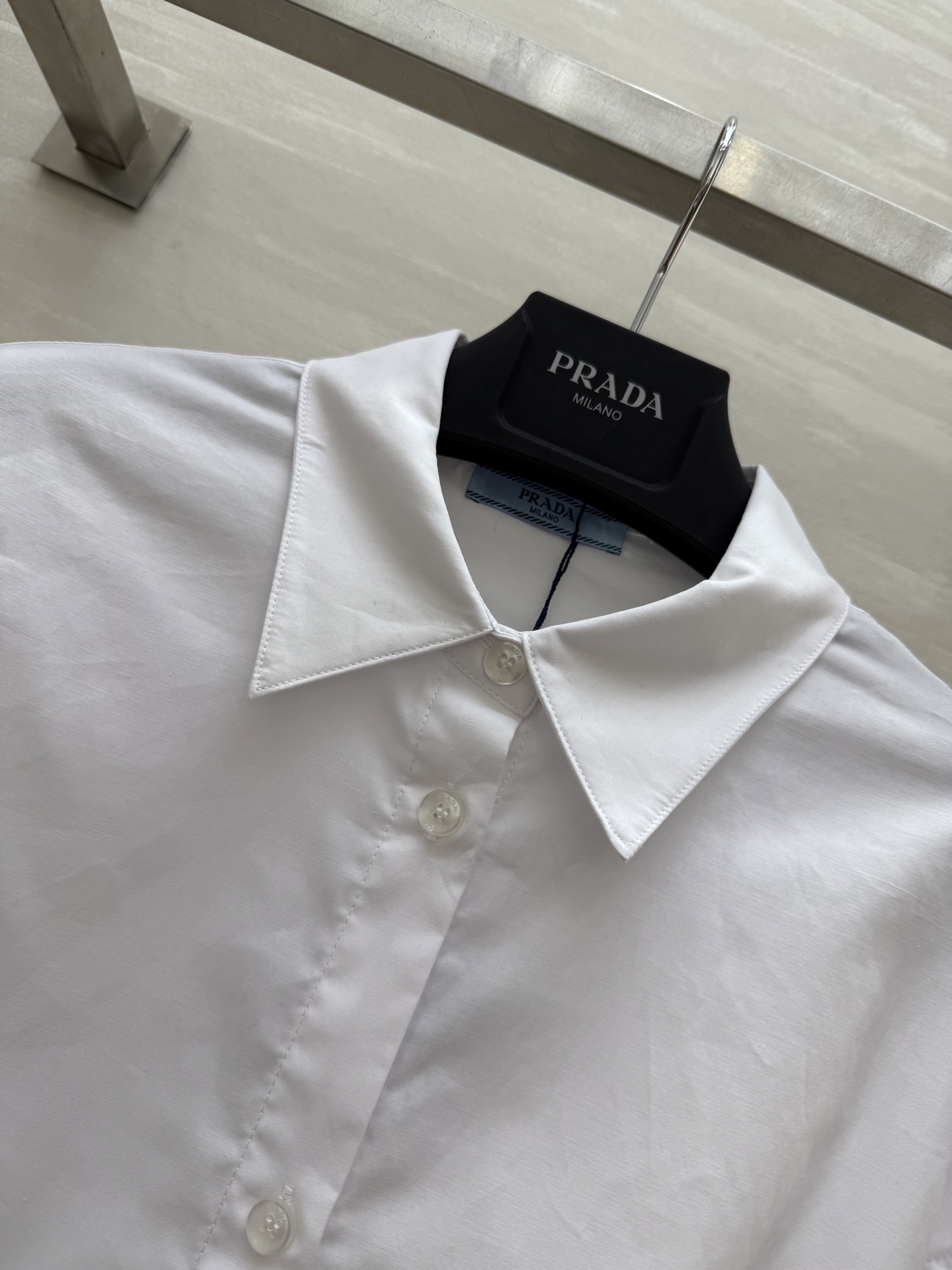 #Prad♡²⁵🪄廓形抽绳白色衬衫 高品质定制 现货首发size：S/M/L（s码肩宽：52，胸围：10