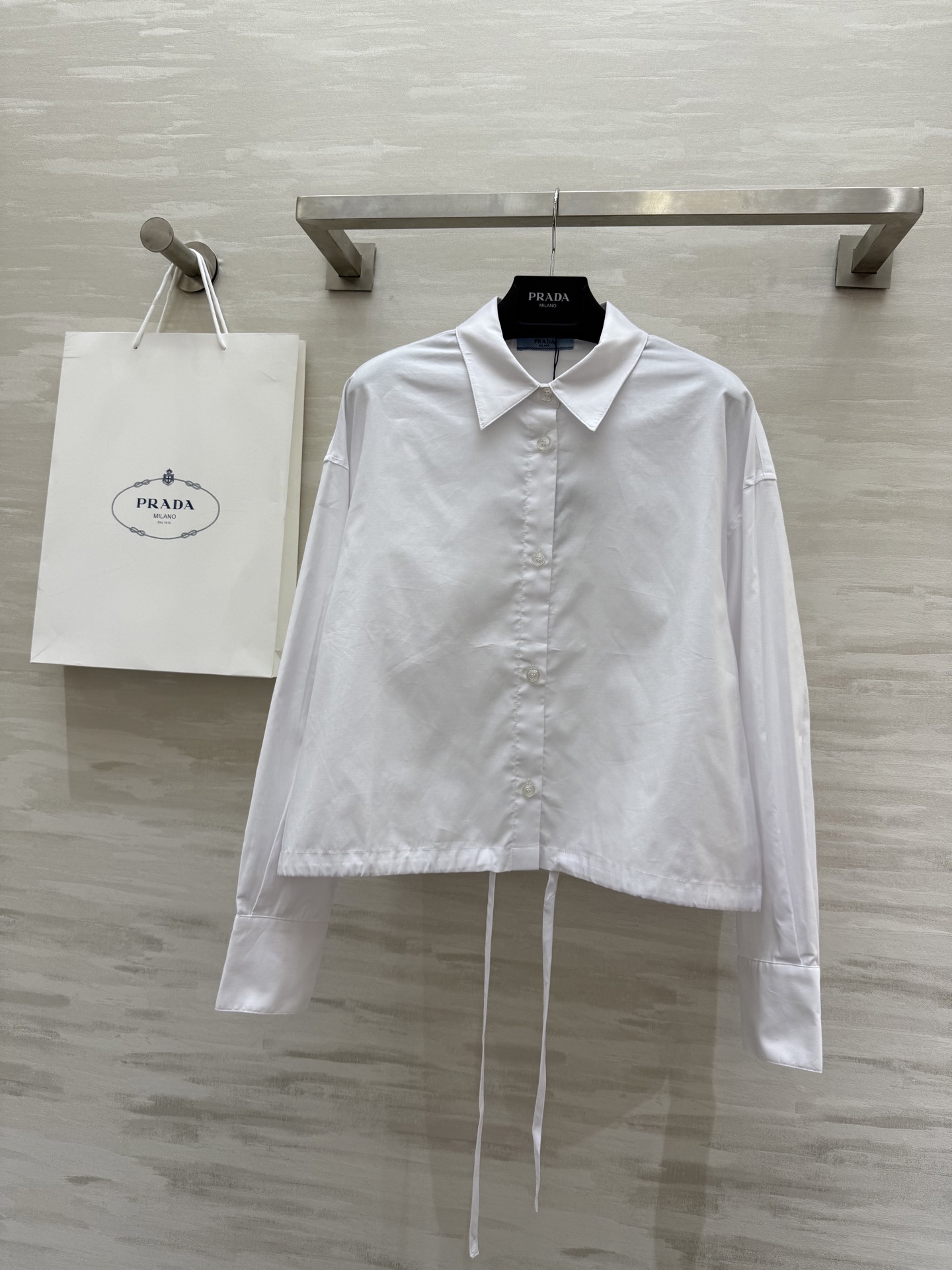 #Prad♡²⁵🪄廓形抽绳白色衬衫 高品质定制 现货首发size：S/M/L（s码肩宽：52，胸围：10