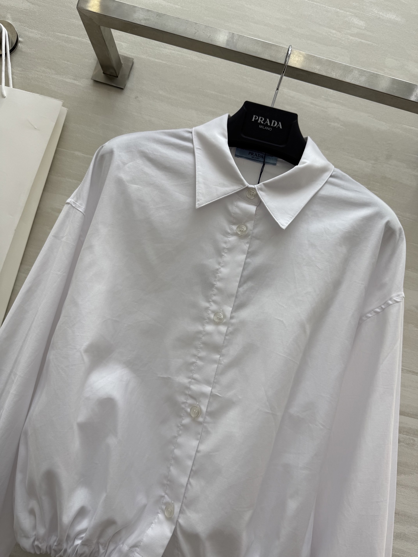#Prad♡²⁵🪄廓形抽绳白色衬衫 高品质定制 现货首发size：S/M/L（s码肩宽：52，胸围：10