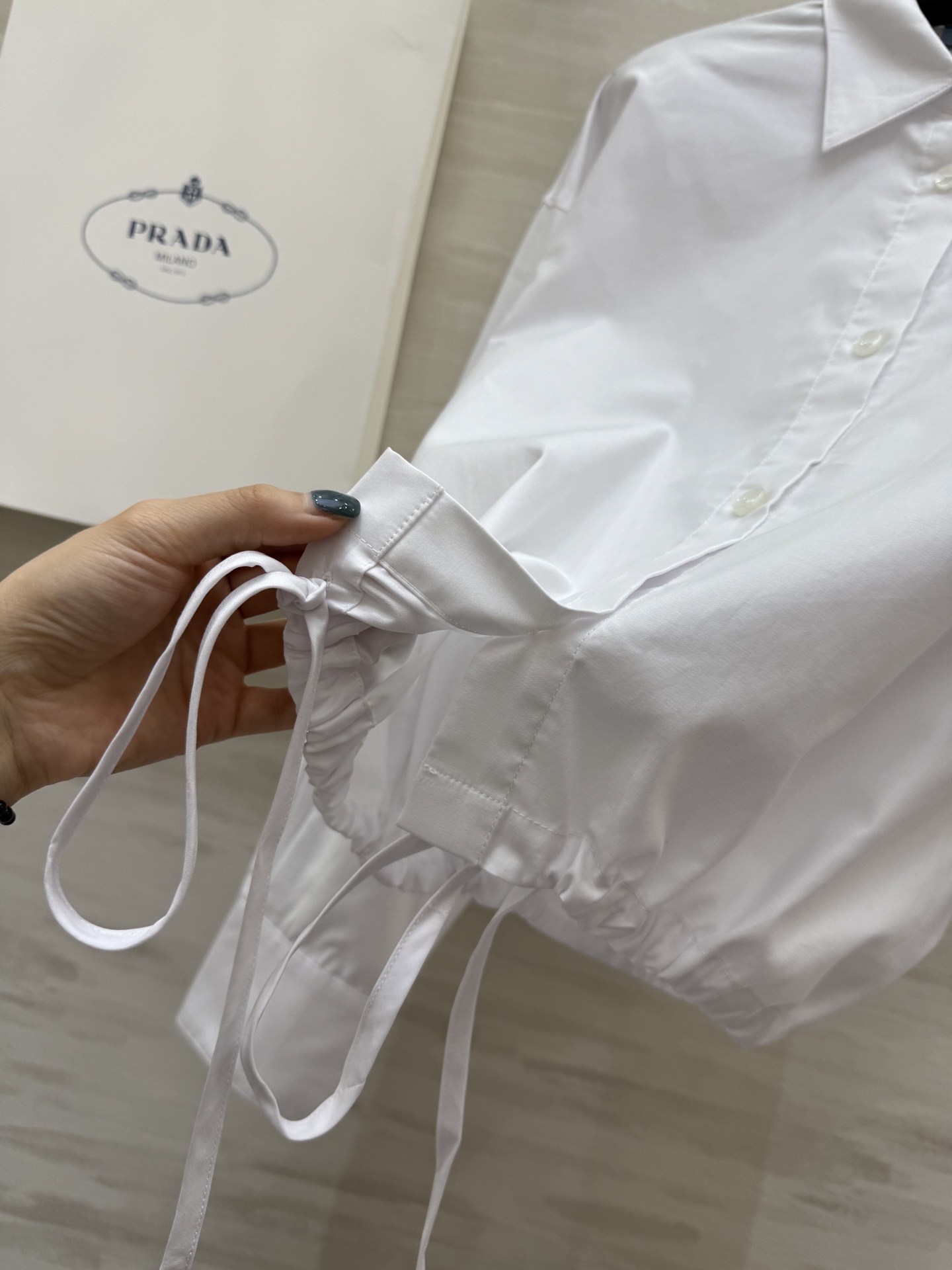 #Prad♡²⁵🪄廓形抽绳白色衬衫 高品质定制 现货首发size：S/M/L（s码肩宽：52，胸围：10