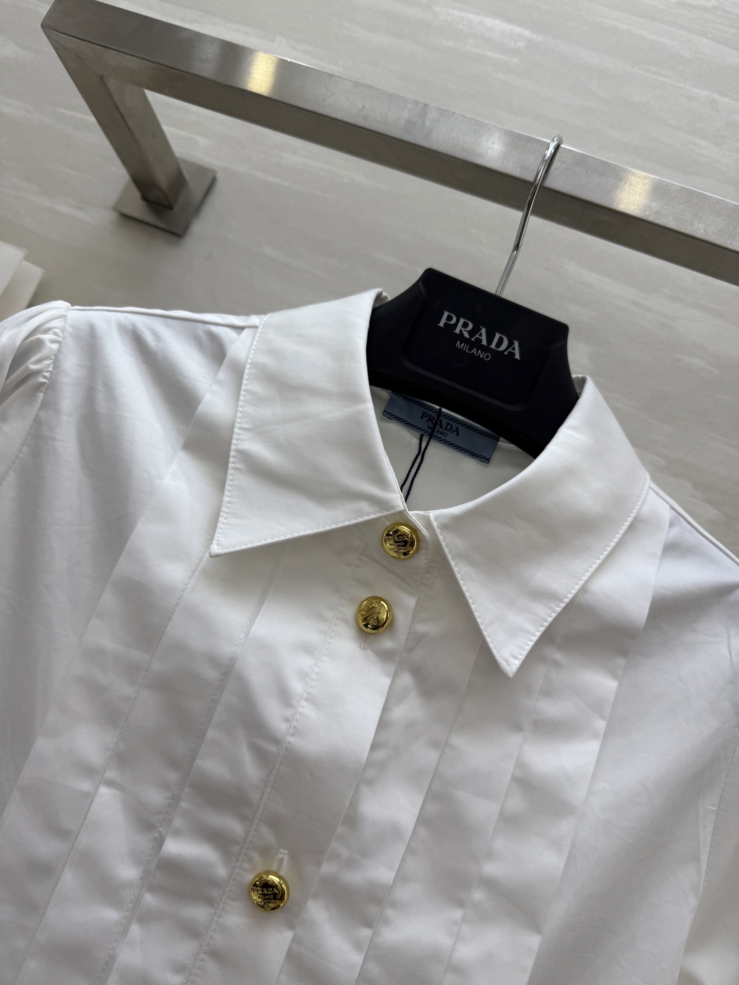 #Prad♡²⁵压褶短款衬衣 开模五金纽扣 高品质定制 现货首发size：S/M/L（s码肩宽：32，胸