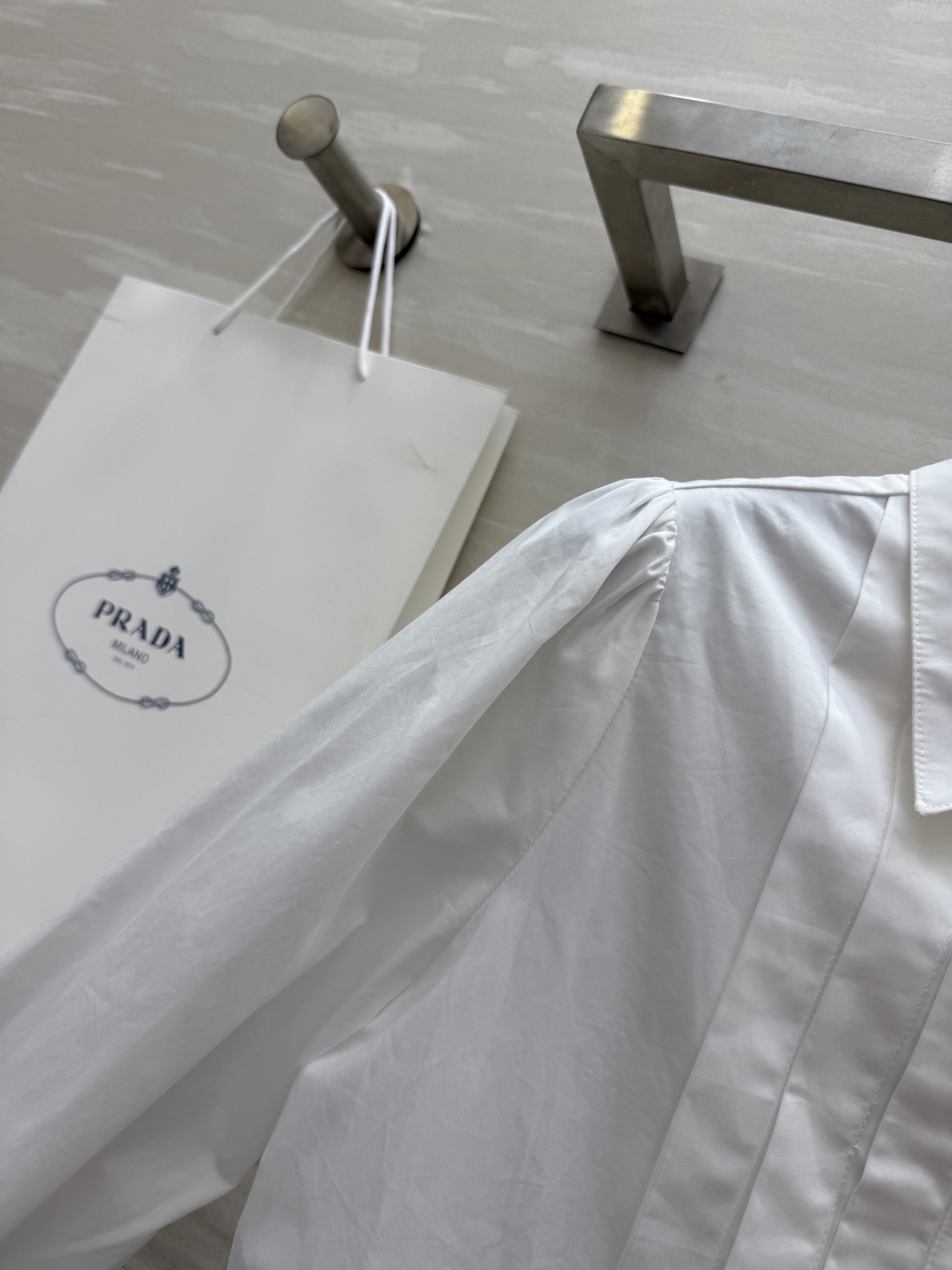 #Prad♡²⁵压褶短款衬衣 开模五金纽扣 高品质定制 现货首发size：S/M/L（s码肩宽：32，胸