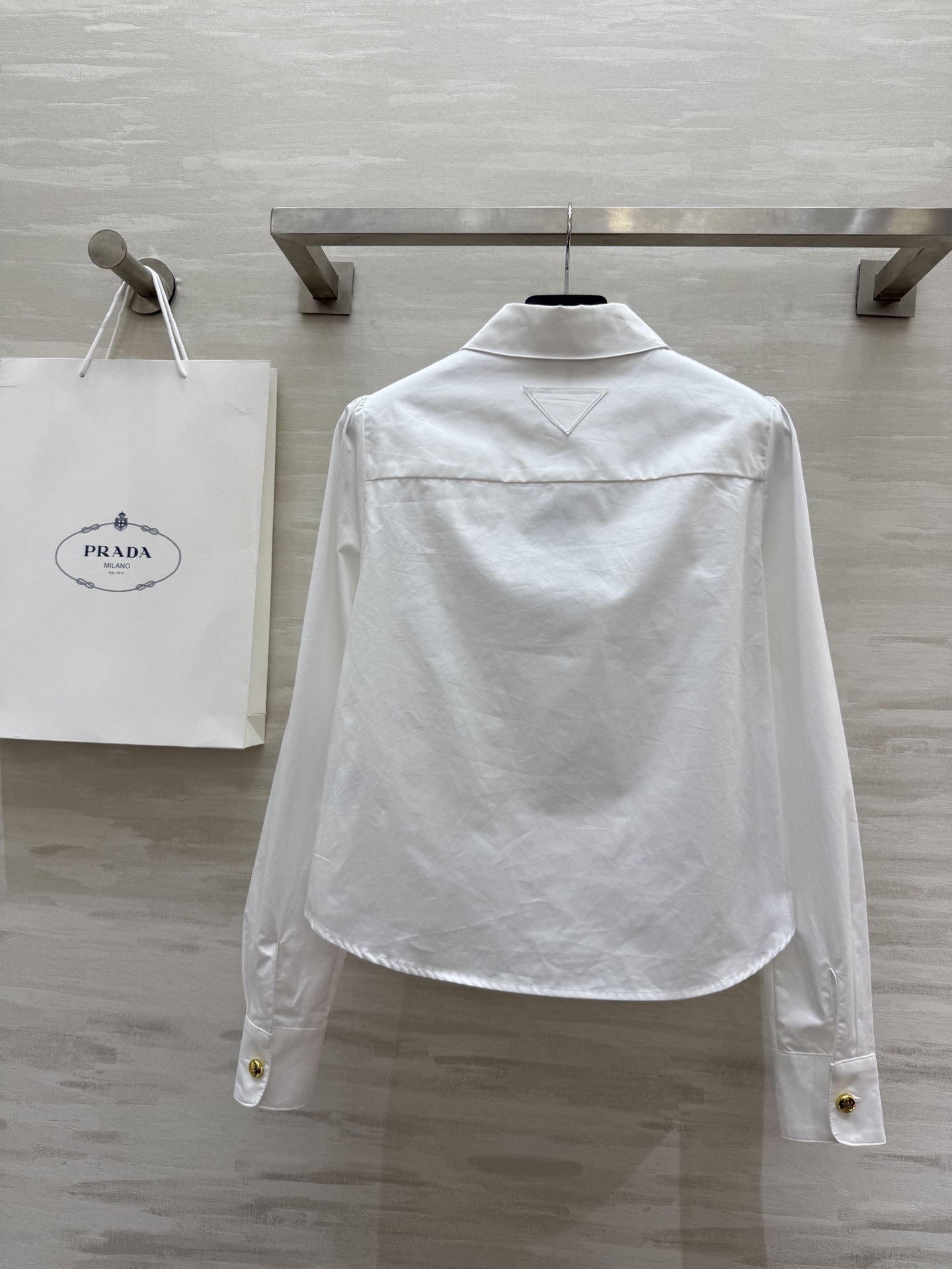 #Prad♡²⁵压褶短款衬衣 开模五金纽扣 高品质定制 现货首发size：S/M/L（s码肩宽：32，胸