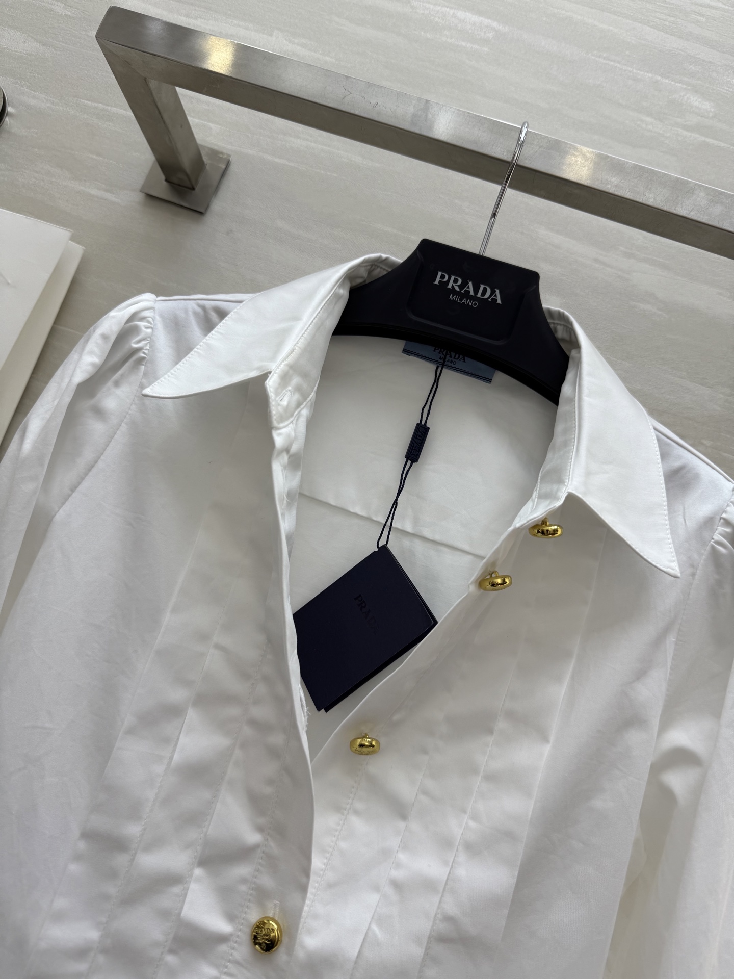 #Prad♡²⁵压褶短款衬衣 开模五金纽扣 高品质定制 现货首发size：S/M/L（s码肩宽：32，胸