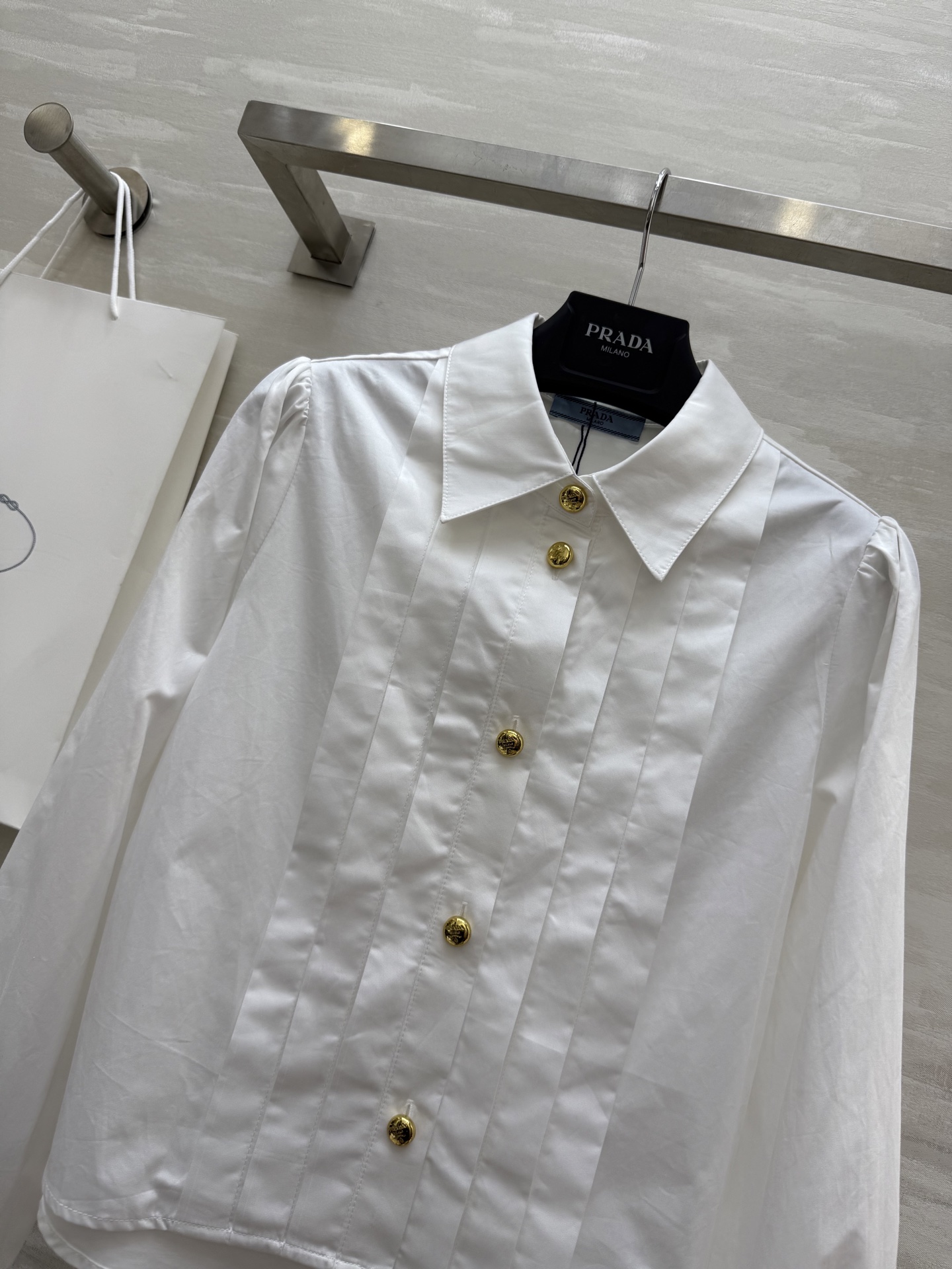#Prad♡²⁵压褶短款衬衣 开模五金纽扣 高品质定制 现货首发size：S/M/L（s码肩宽：32，胸