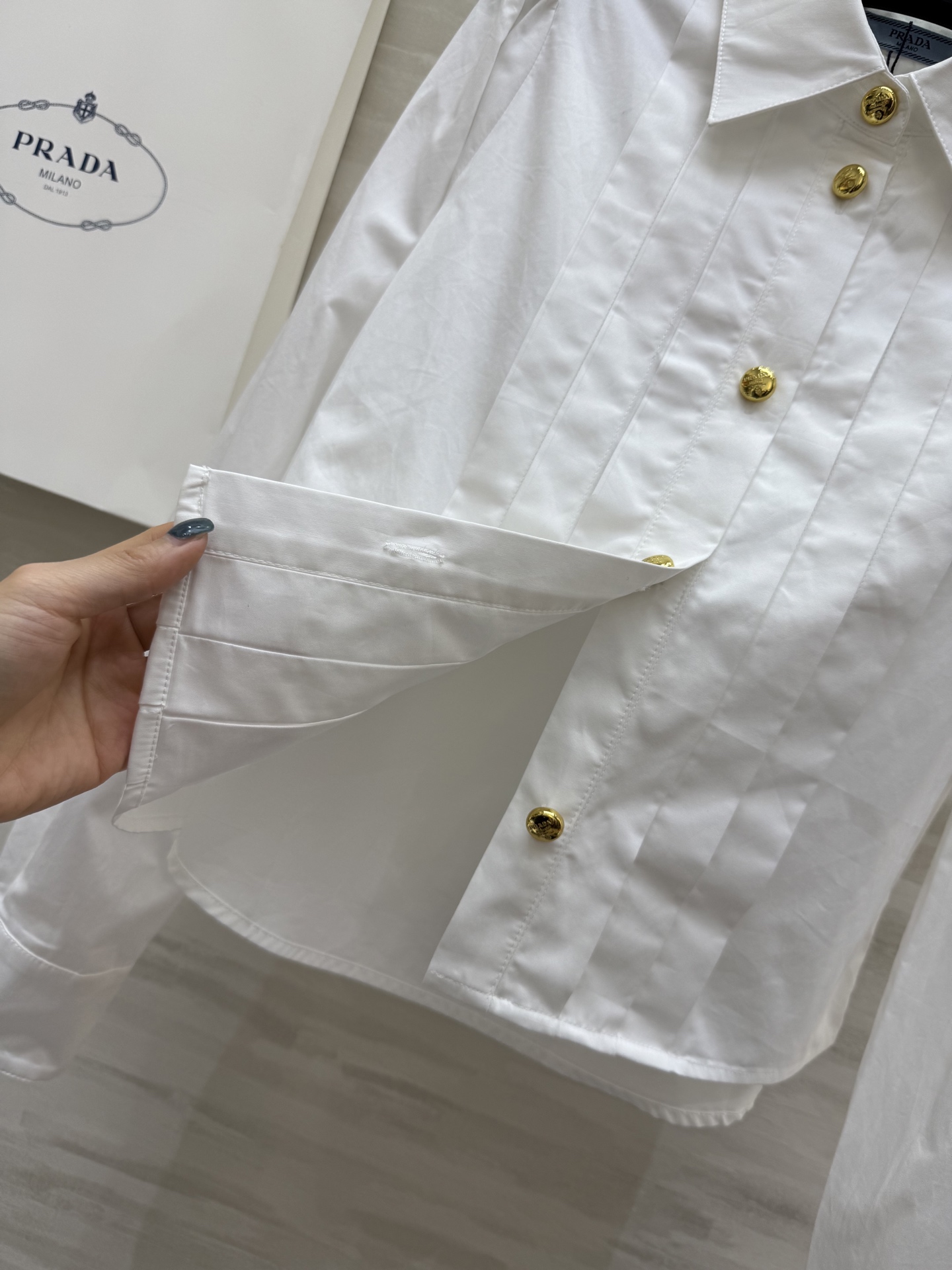 #Prad♡²⁵压褶短款衬衣 开模五金纽扣 高品质定制 现货首发size：S/M/L（s码肩宽：32，胸