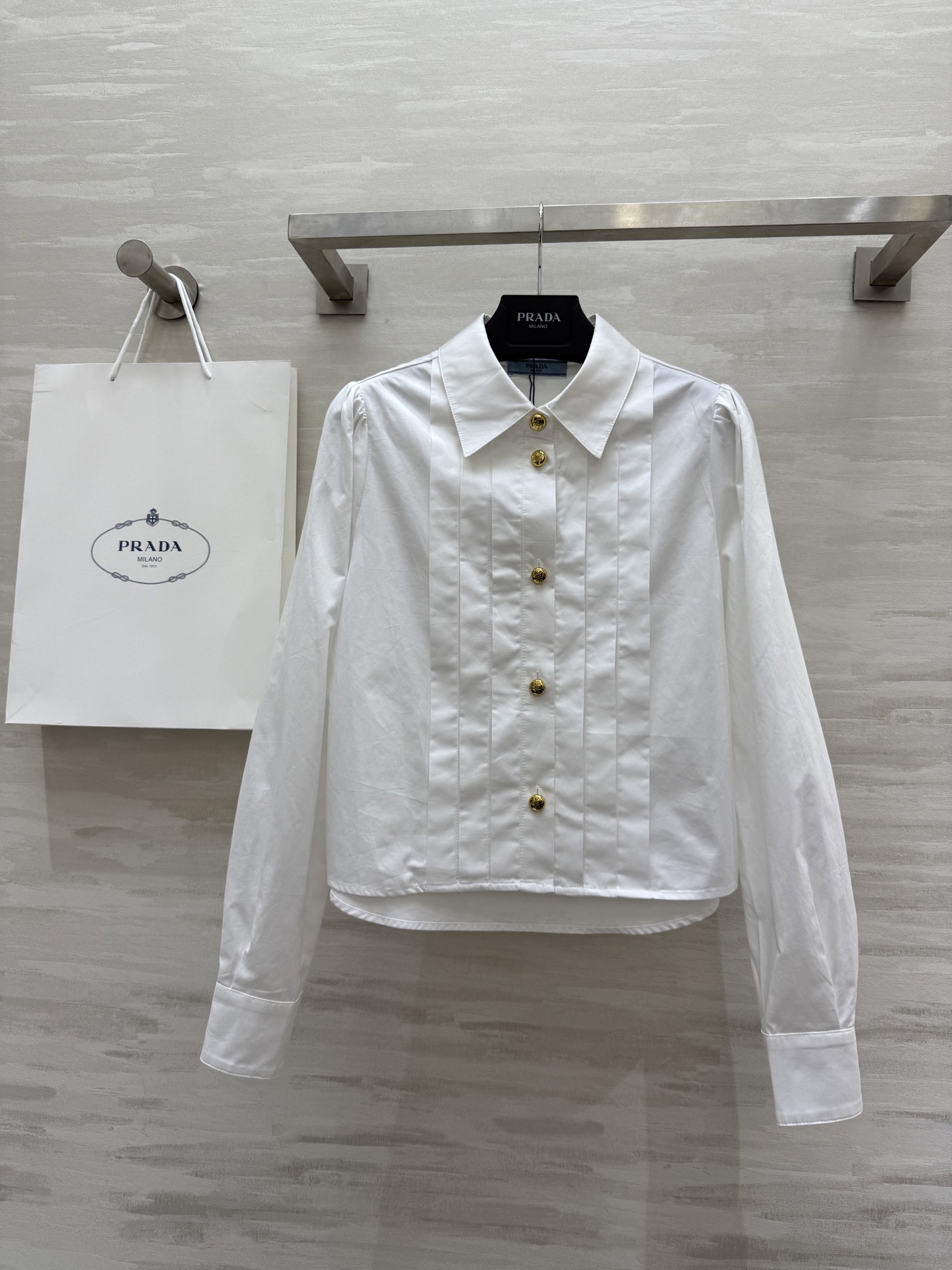 #Prad♡²⁵压褶短款衬衣 开模五金纽扣 高品质定制 现货首发size：S/M/L（s码肩宽：32，胸