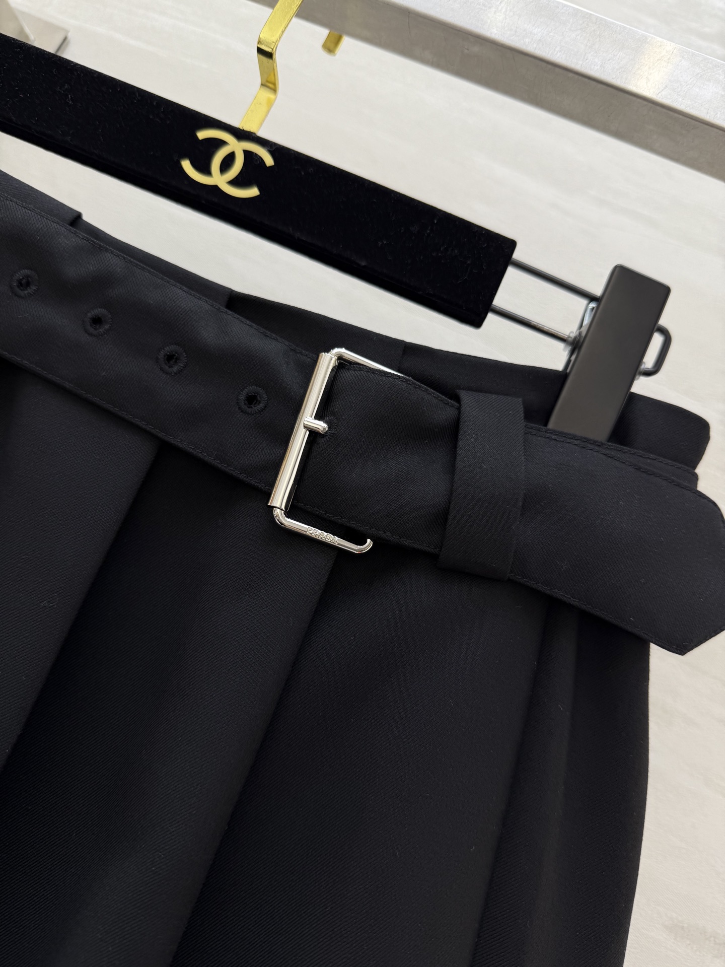 #Prad♡²⁵新品速递｜大女主系穿搭 经典学院风黑色百褶半裙 百褶半裙搭配金属腰带也是这一季的最新元素