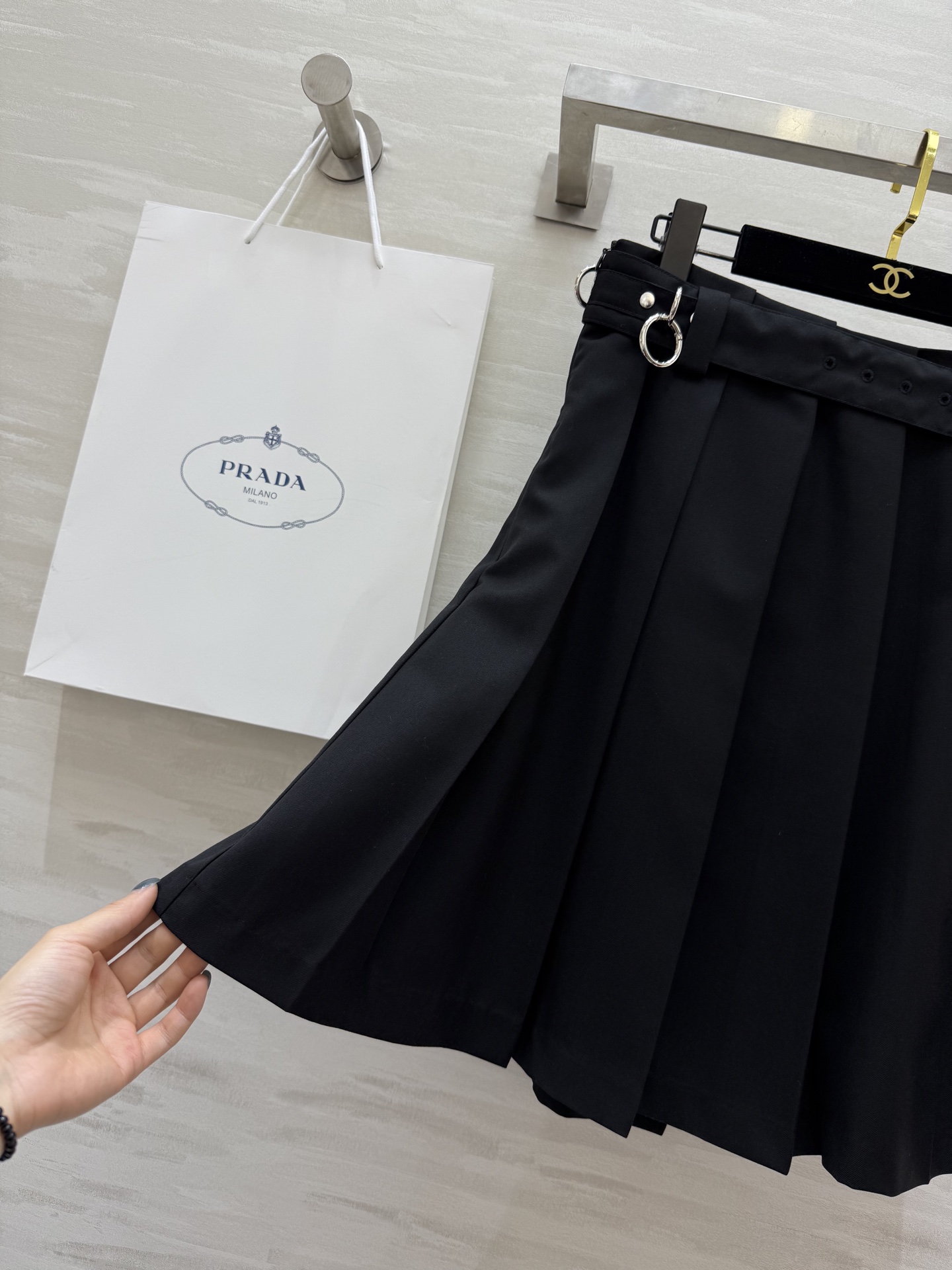 #Prad♡²⁵新品速递｜大女主系穿搭 经典学院风黑色百褶半裙 百褶半裙搭配金属腰带也是这一季的最新元素