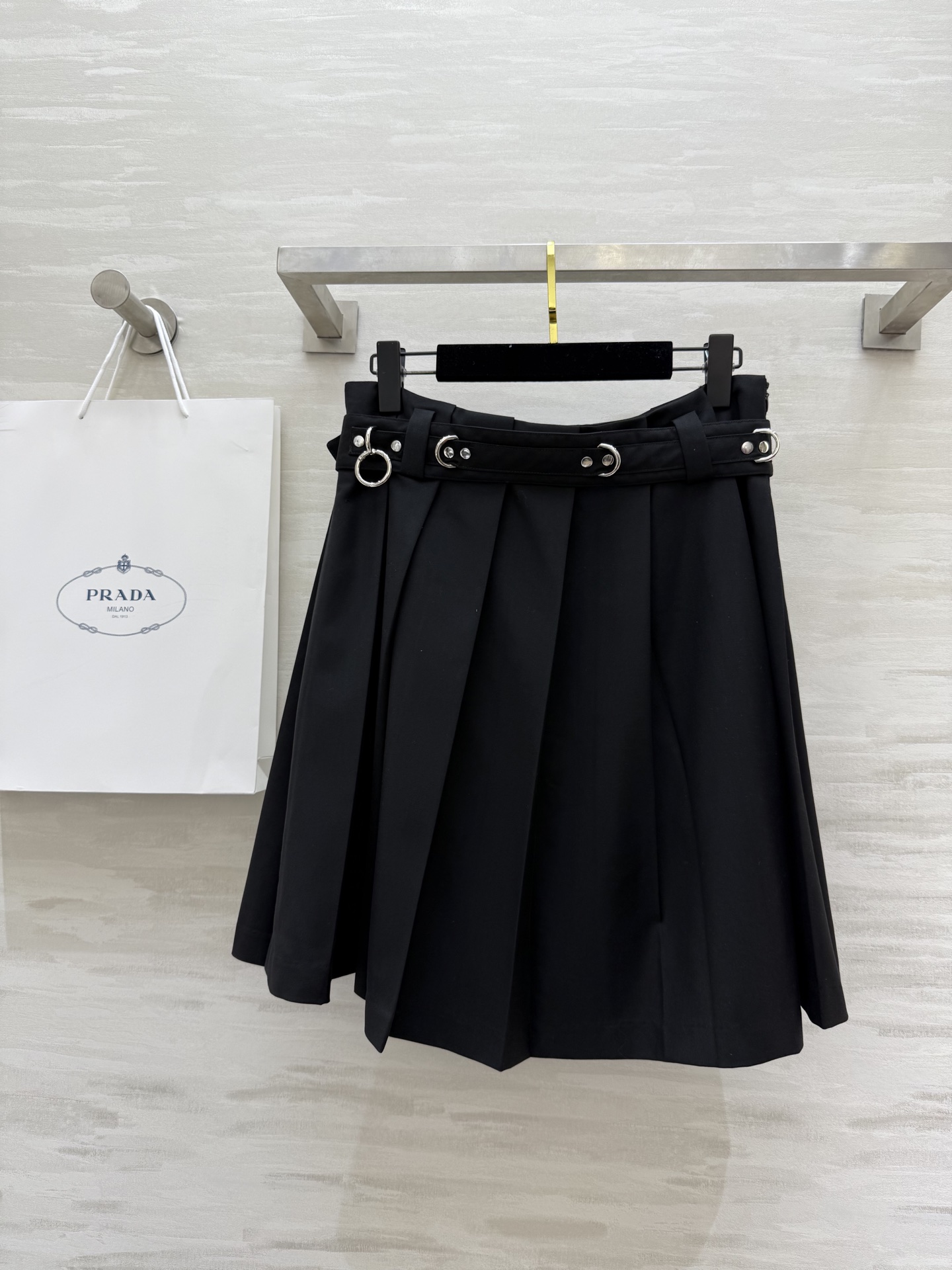 #Prad♡²⁵新品速递｜大女主系穿搭 经典学院风黑色百褶半裙 百褶半裙搭配金属腰带也是这一季的最新元素