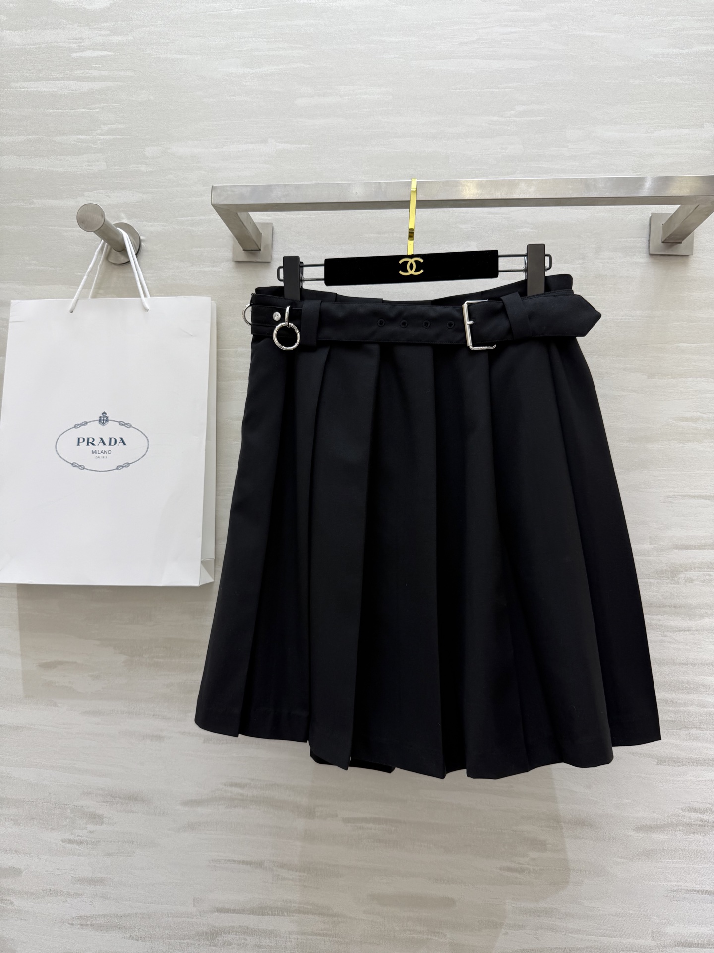 #Prad♡²⁵新品速递｜大女主系穿搭 经典学院风黑色百褶半裙 百褶半裙搭配金属腰带也是这一季的最新元素