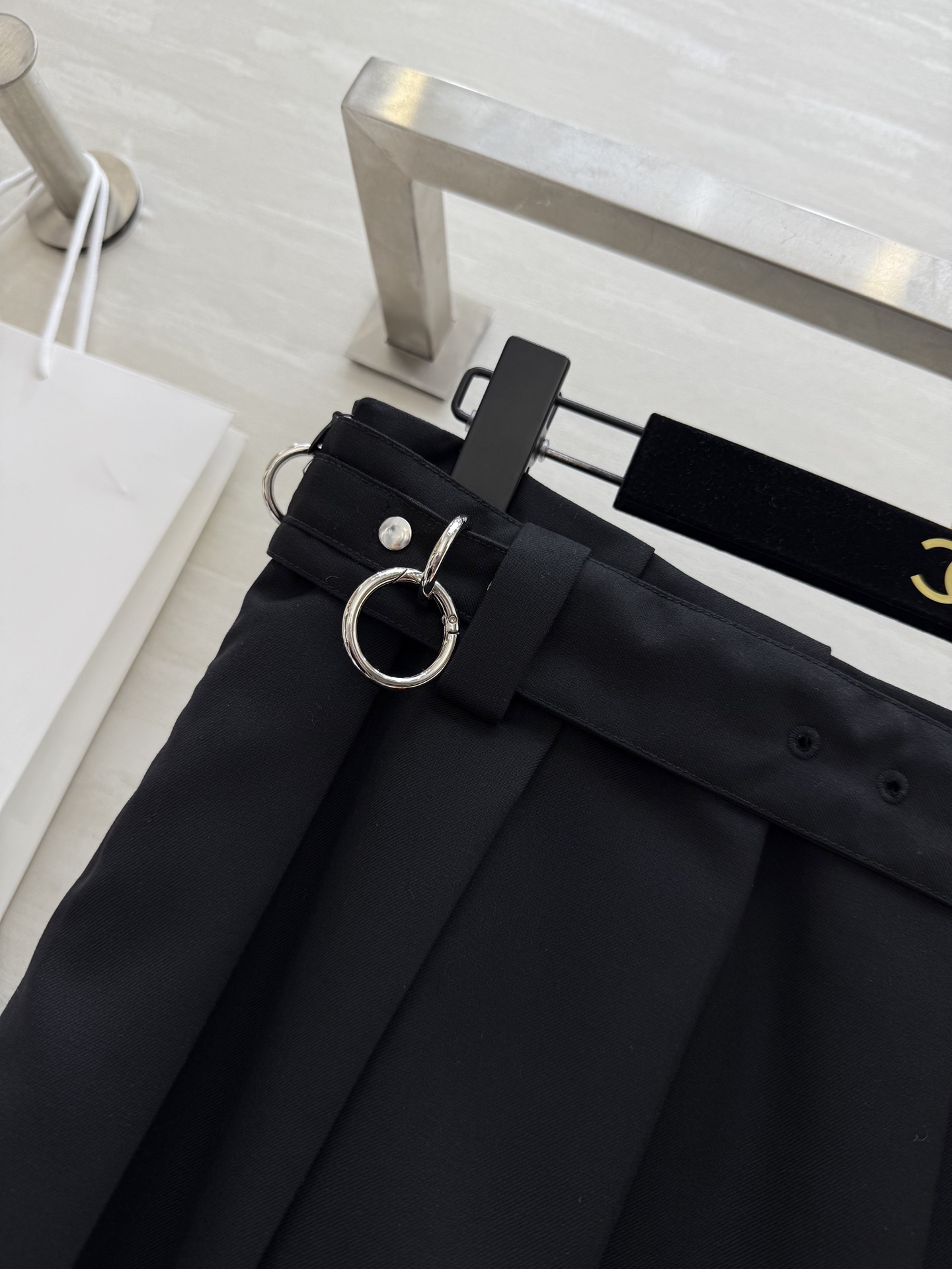 #Prad♡²⁵新品速递｜大女主系穿搭 经典学院风黑色百褶半裙 百褶半裙搭配金属腰带也是这一季的最新元素