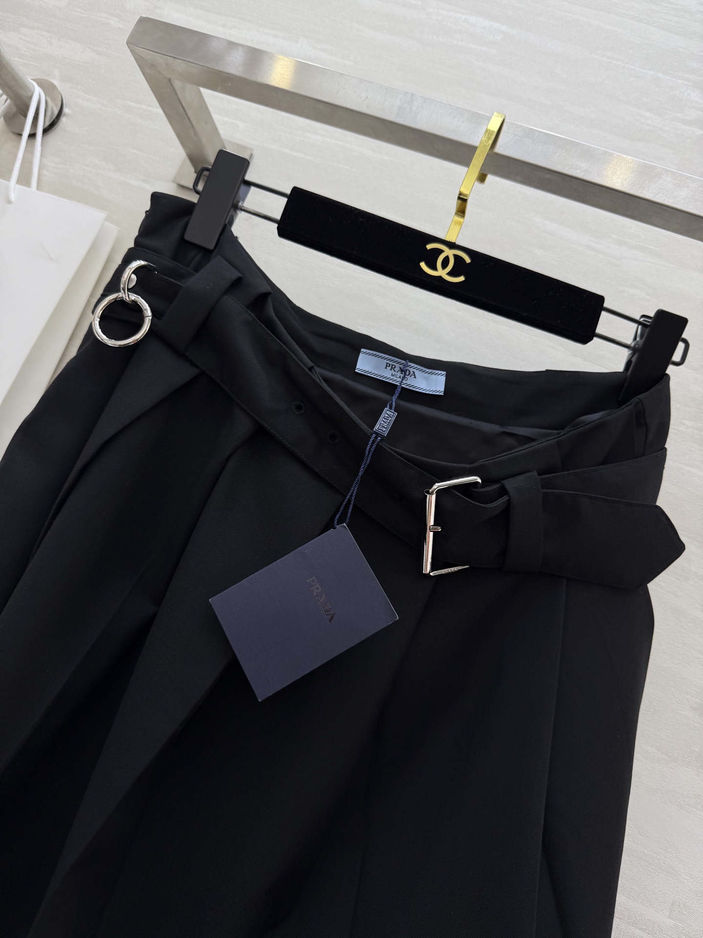 #Prad♡²⁵新品速递｜大女主系穿搭 经典学院风黑色百褶半裙 百褶半裙搭配金属腰带也是这一季的最新元素