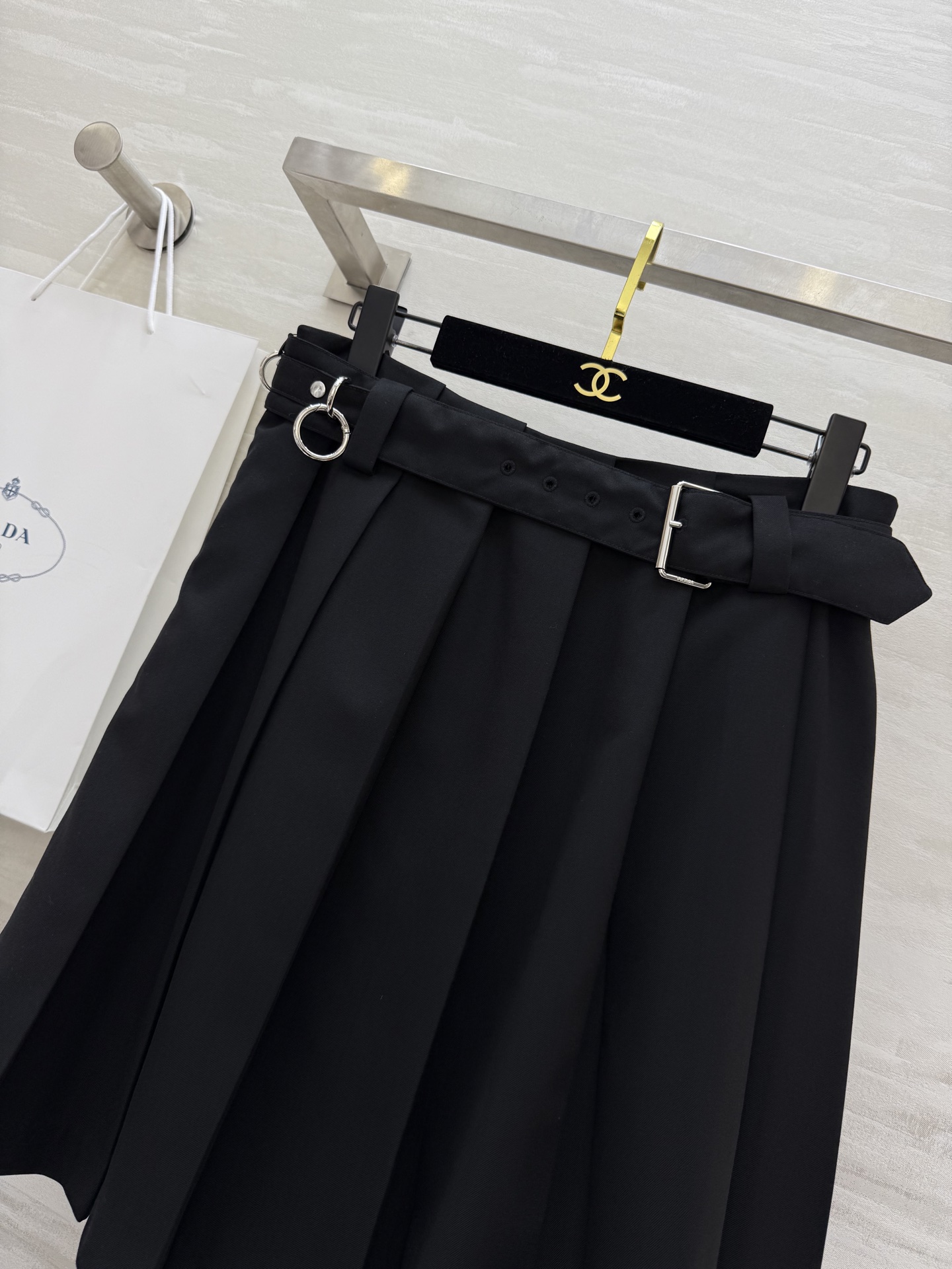 #Prad♡²⁵新品速递｜大女主系穿搭 经典学院风黑色百褶半裙 百褶半裙搭配金属腰带也是这一季的最新元素
