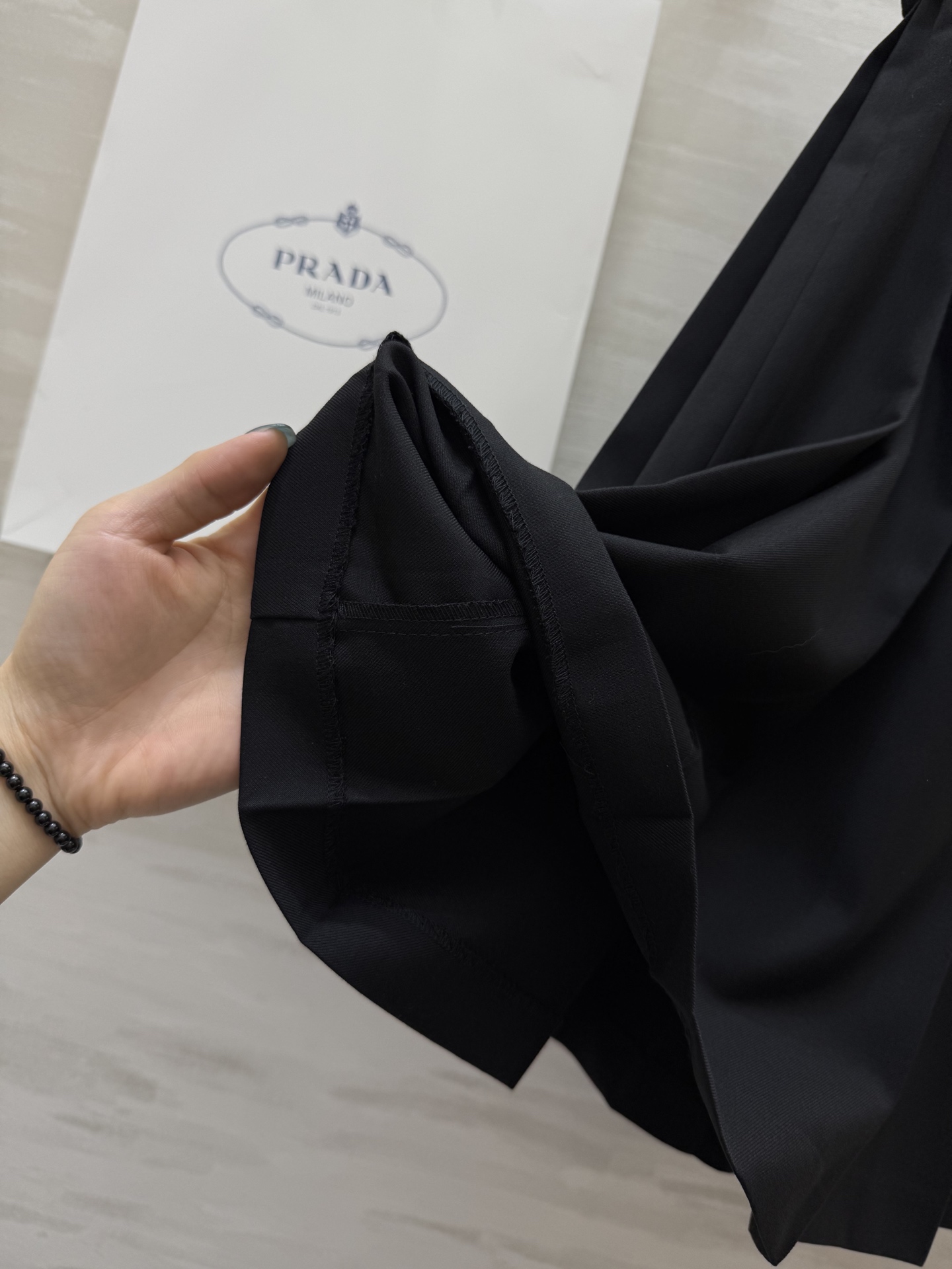 #Prad♡²⁵新品速递｜大女主系穿搭 经典学院风黑色百褶半裙 百褶半裙搭配金属腰带也是这一季的最新元素