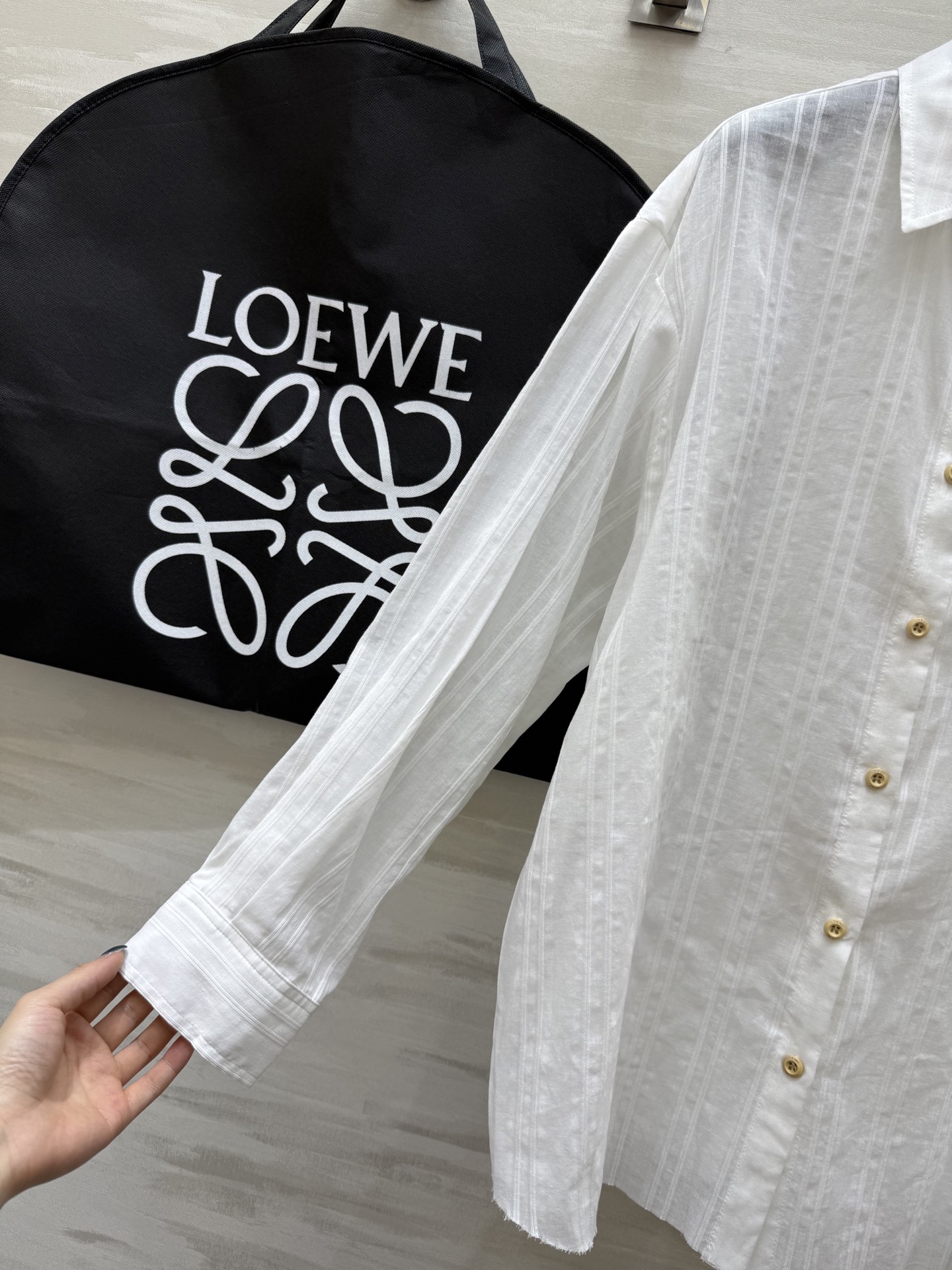#Loew♡²⁵春夏新款 定织条纹宽松衬衫 棉质刺绣度假风时髦感 镂空经典绣花设计 高品质定制 现货首发