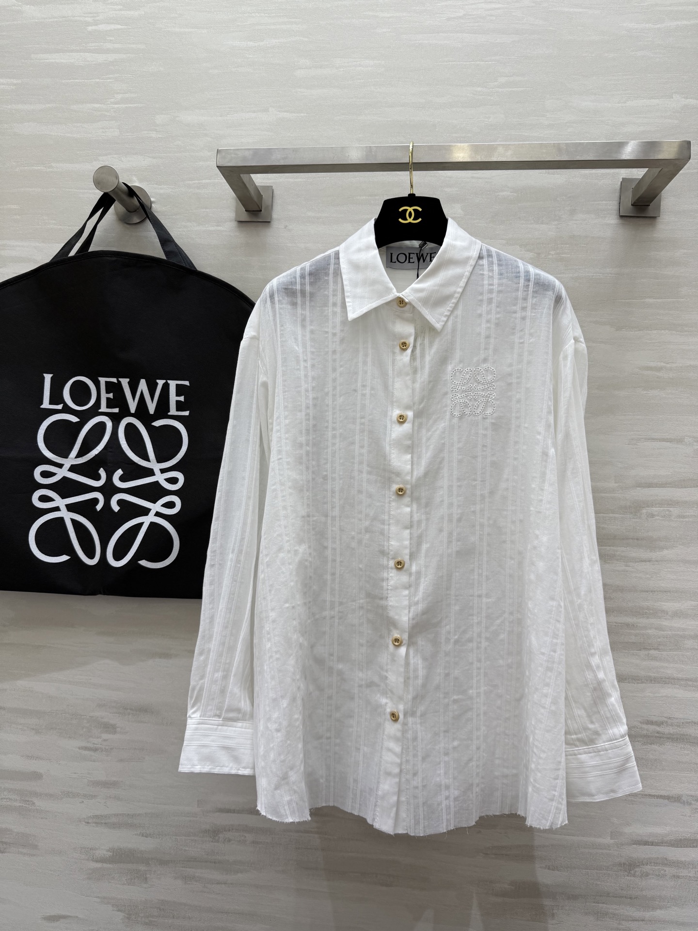 #Loew♡²⁵春夏新款 定织条纹宽松衬衫 棉质刺绣度假风时髦感 镂空经典绣花设计 高品质定制 现货首发