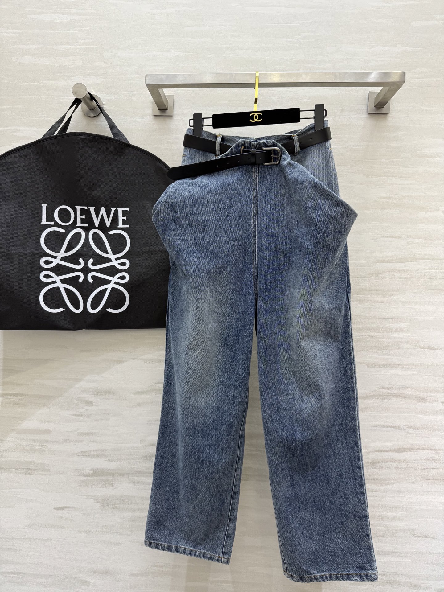 #Loew♡²⁵结构主义窄版牛仔裤 买裤子送牛皮腰带‼️ 超级时髦有型 高品质定制 现货首发size：S