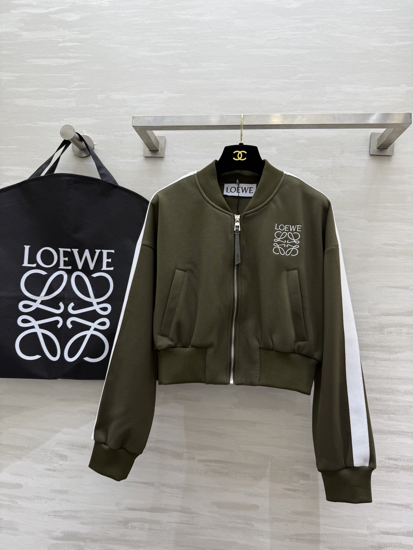 #Loew♡²⁵刺绣logo短款棒球服夹克 高品质定制 现货首发size：S/M/L（s码肩宽：55， 