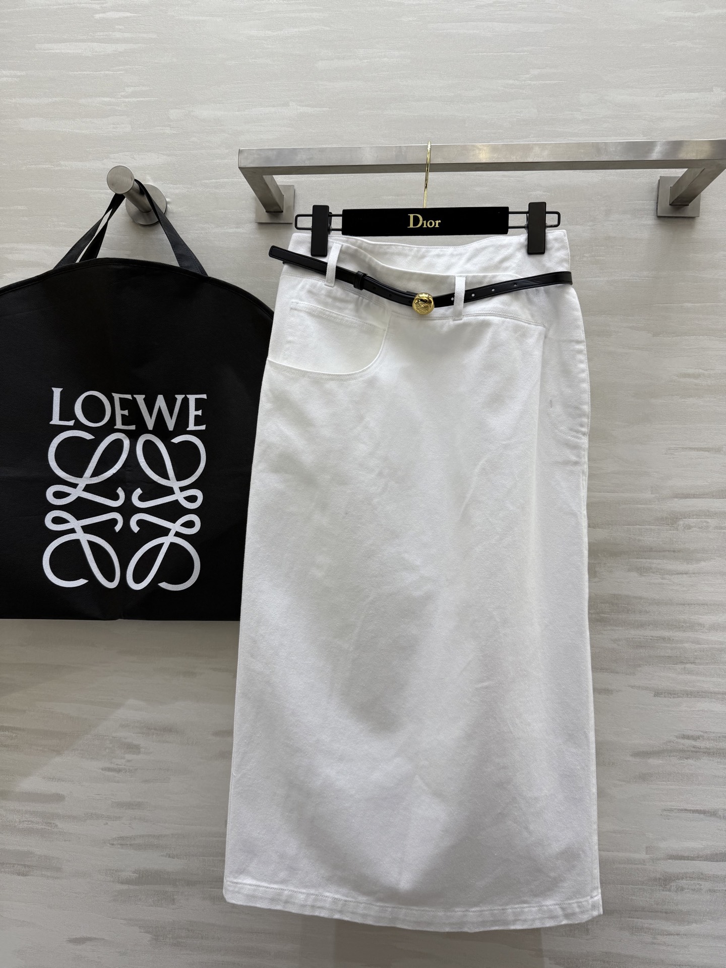 #Loew♡²⁵流行穿搭中的百搭神裙来啦！这两条半身裙简直绝了 白色这干净又清爽 自带温柔气质 腰间的黑
