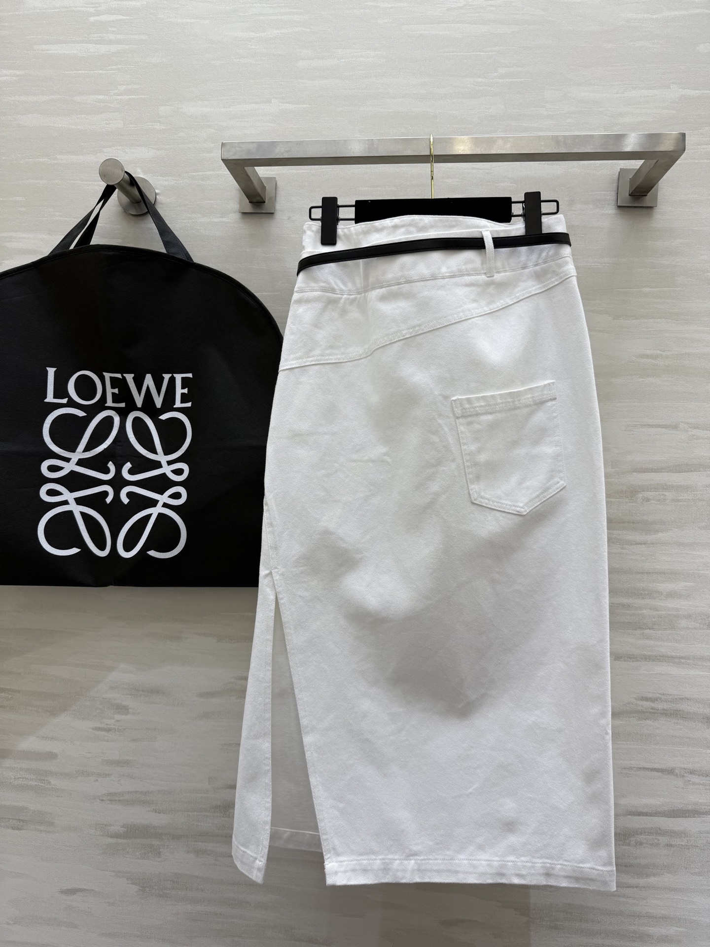 #Loew♡²⁵流行穿搭中的百搭神裙来啦！这两条半身裙简直绝了 白色这干净又清爽 自带温柔气质 腰间的黑