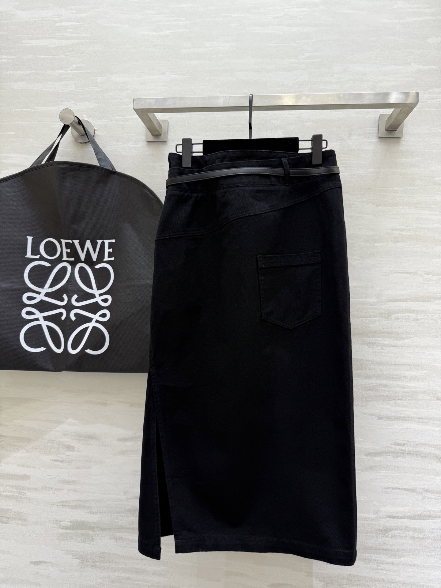 #Loew♡²⁵流行穿搭中的百搭神裙来啦！这两条半身裙简直绝了 白色这干净又清爽 自带温柔气质 腰间的黑