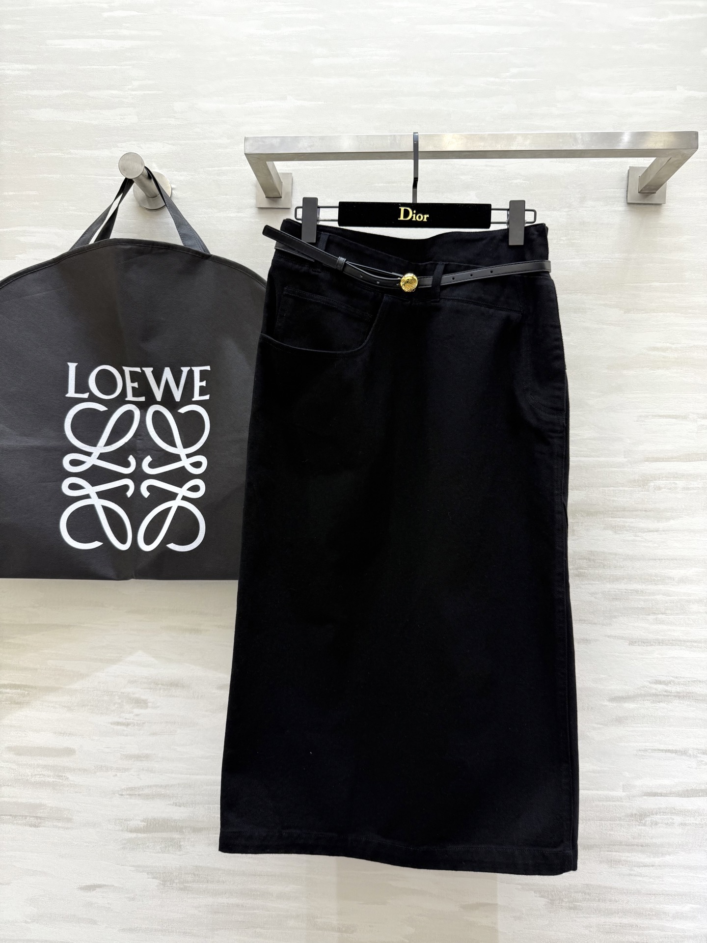 #Loew♡²⁵流行穿搭中的百搭神裙来啦！这两条半身裙简直绝了 白色这干净又清爽 自带温柔气质 腰间的黑