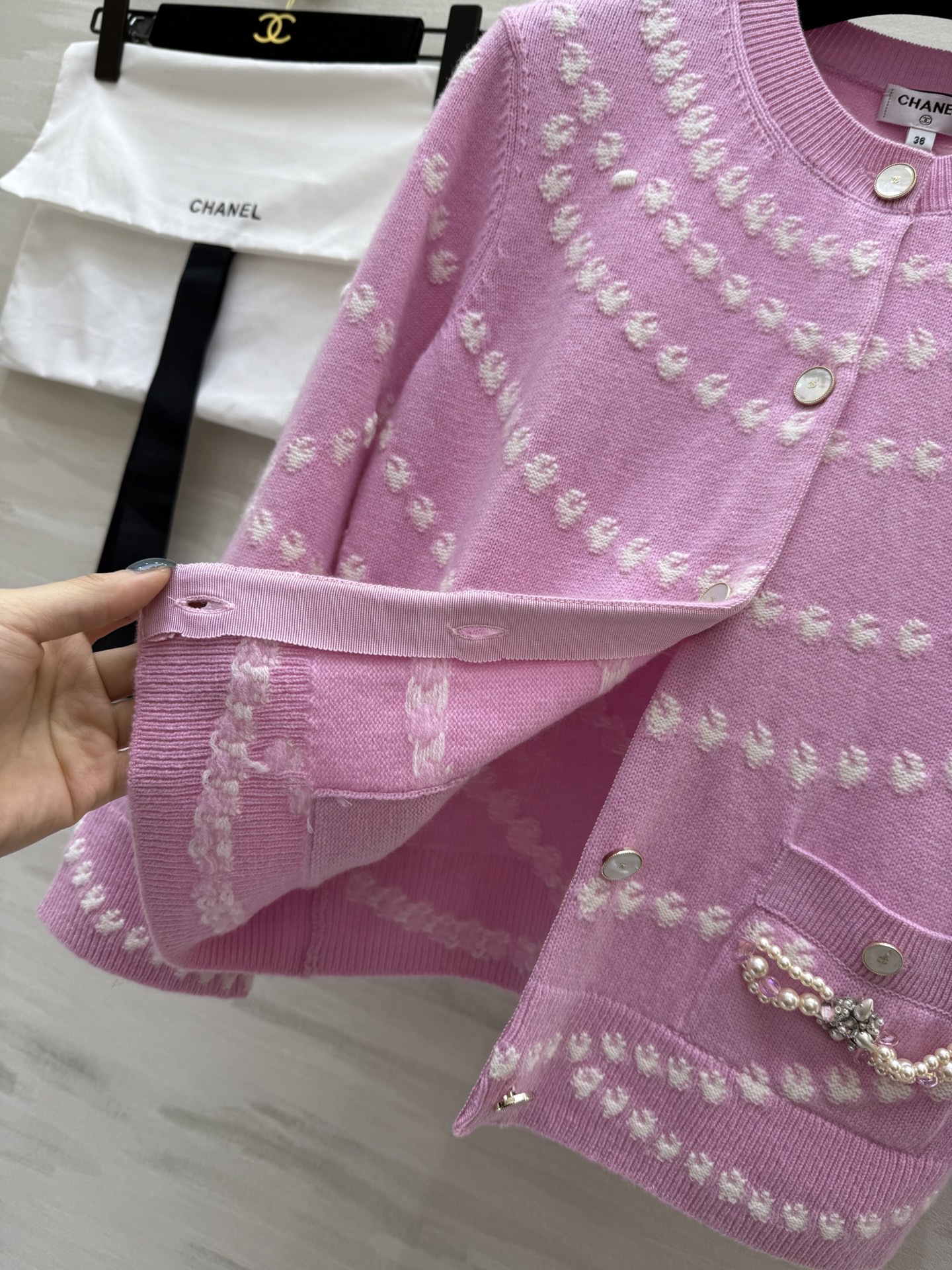 #Chane♡²⁵P 珍珠链条图案钉珠开衫 原版开发 高品质定制 现货首发size：36/38/40（）