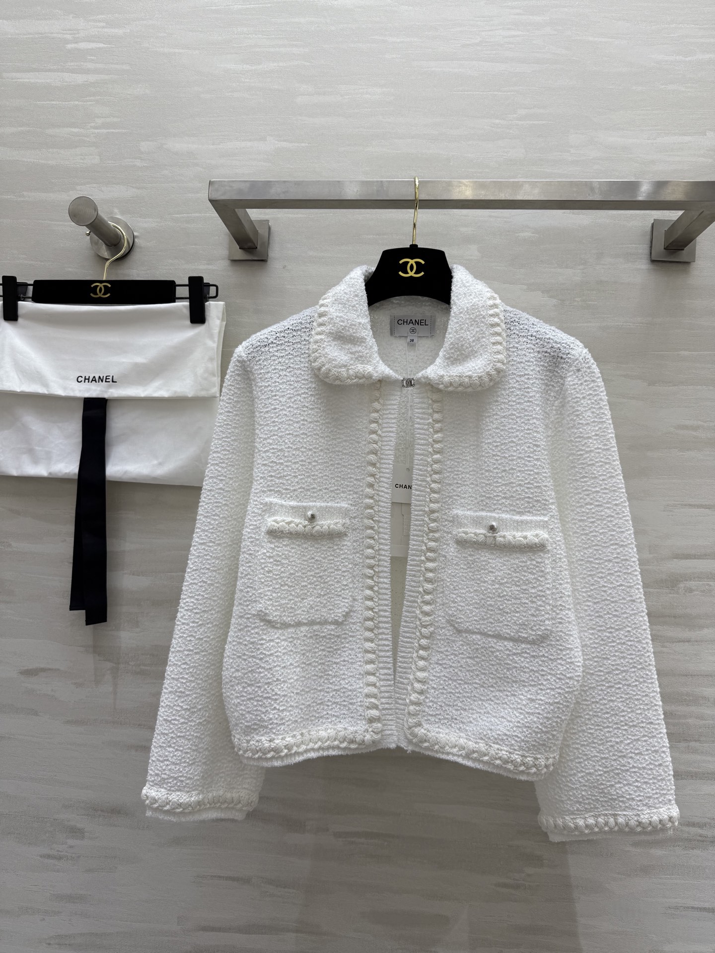 𝗖𝗛𝗔𝗡𝗘𝗟🖤 白月光针织🧶开衫外套 原版开发 高品质定制 现货首发size：36/38/40（）